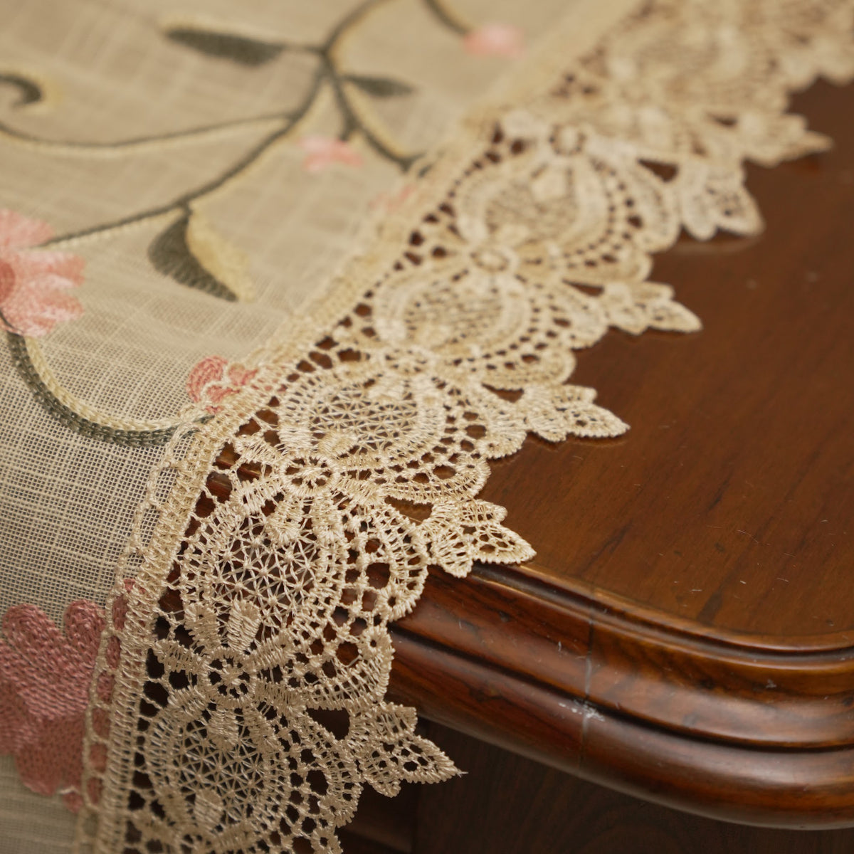Close-up of the cream lace border