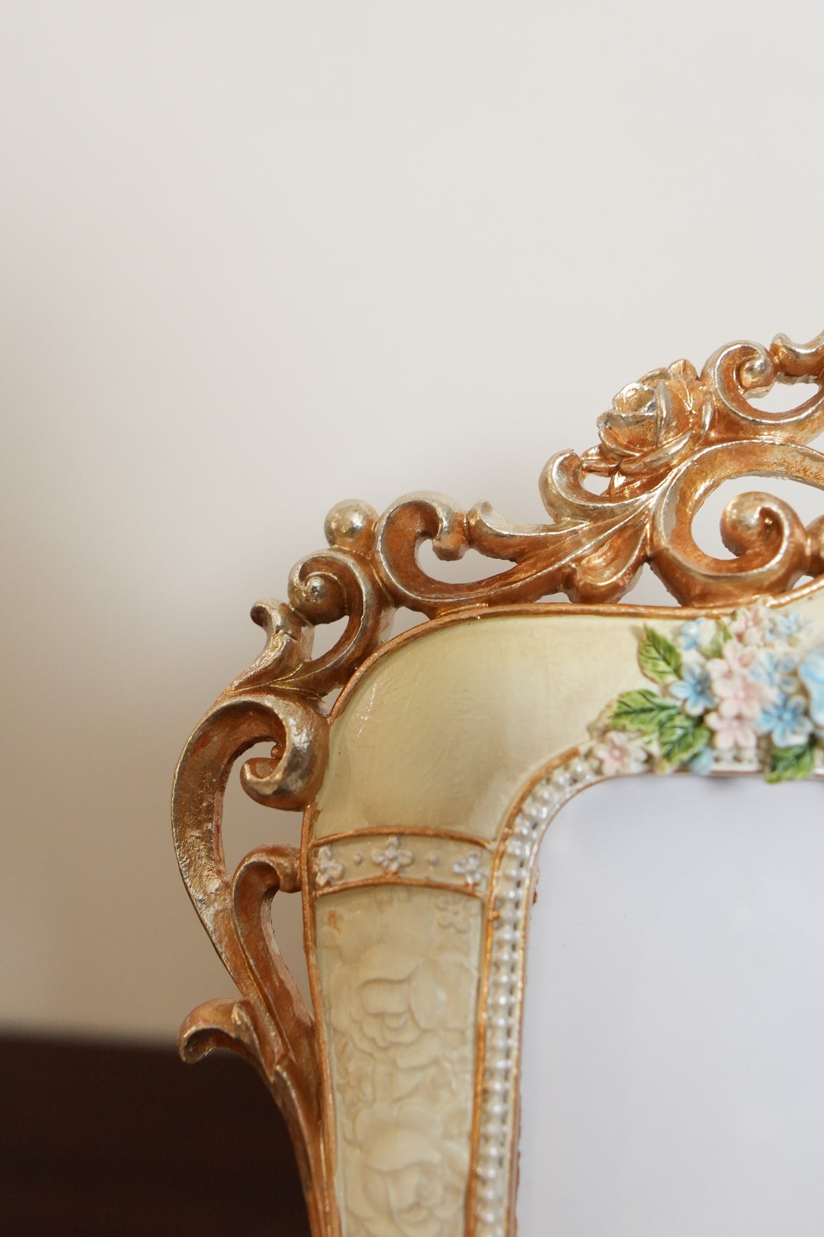 Cream & Gold Baroque Photo Frame with Pearl Crest
