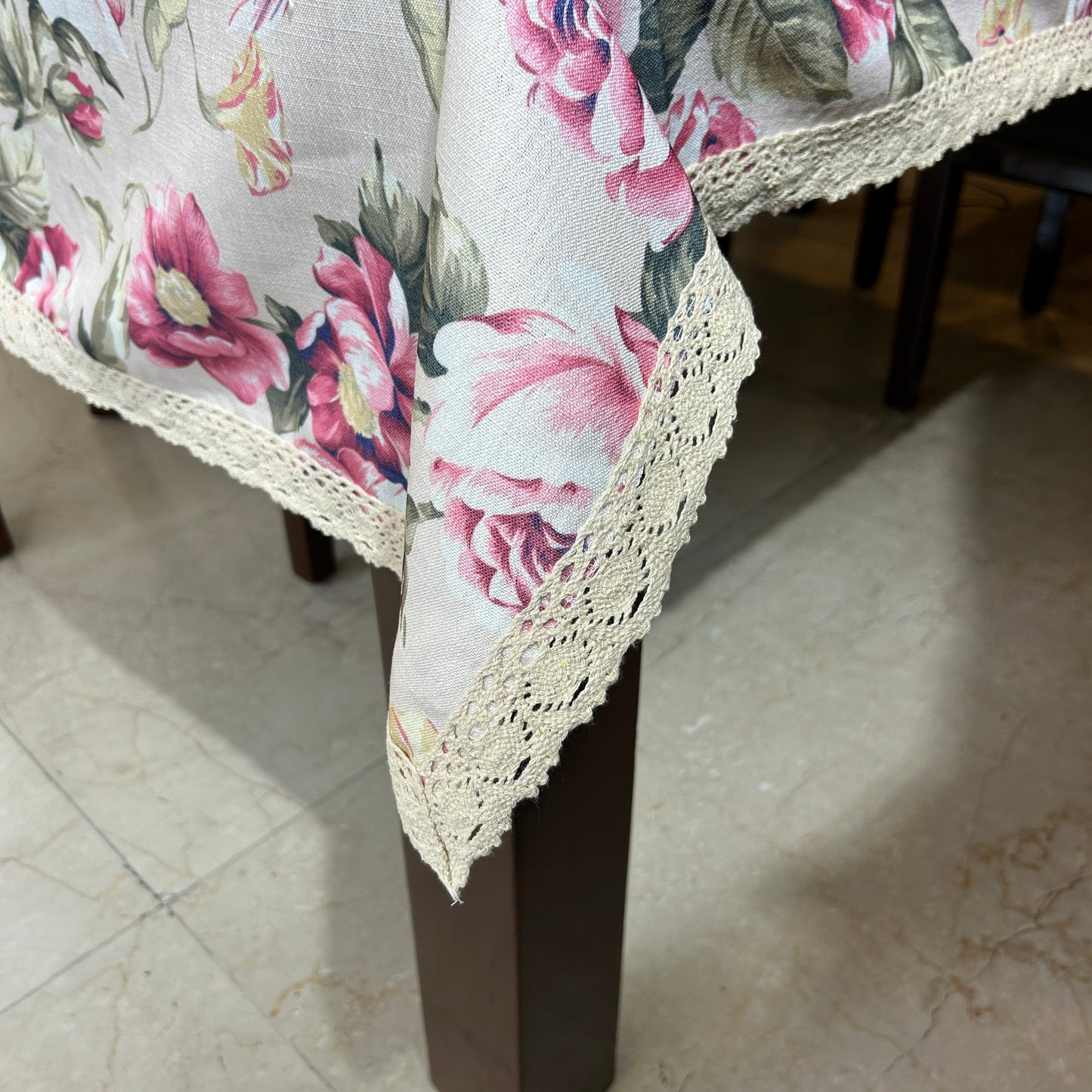 Vintage Bloom Lace-Trimmed Table Cover