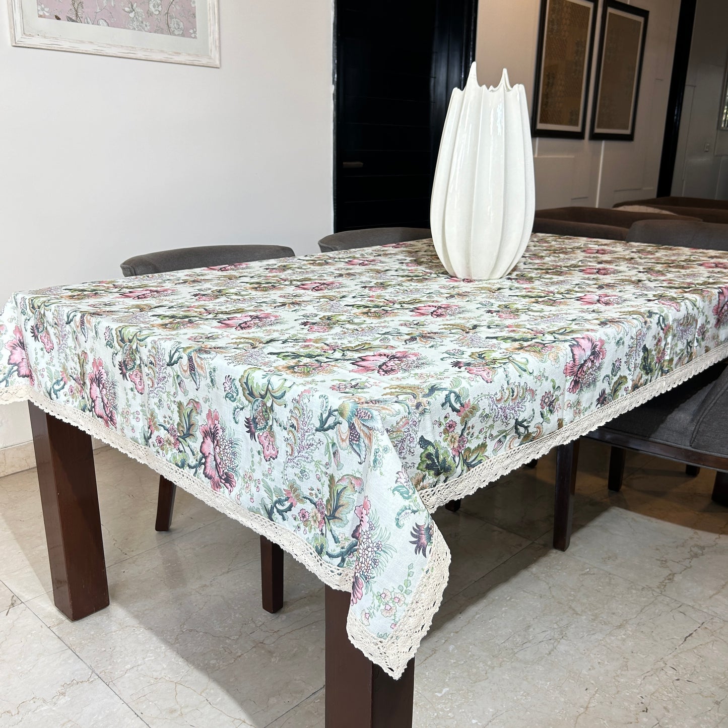 Vintage Bloom Lace-Trimmed Table Cover