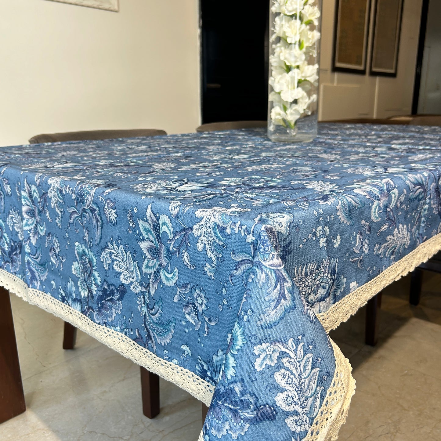 Vintage Bloom Lace-Trimmed Table Cover