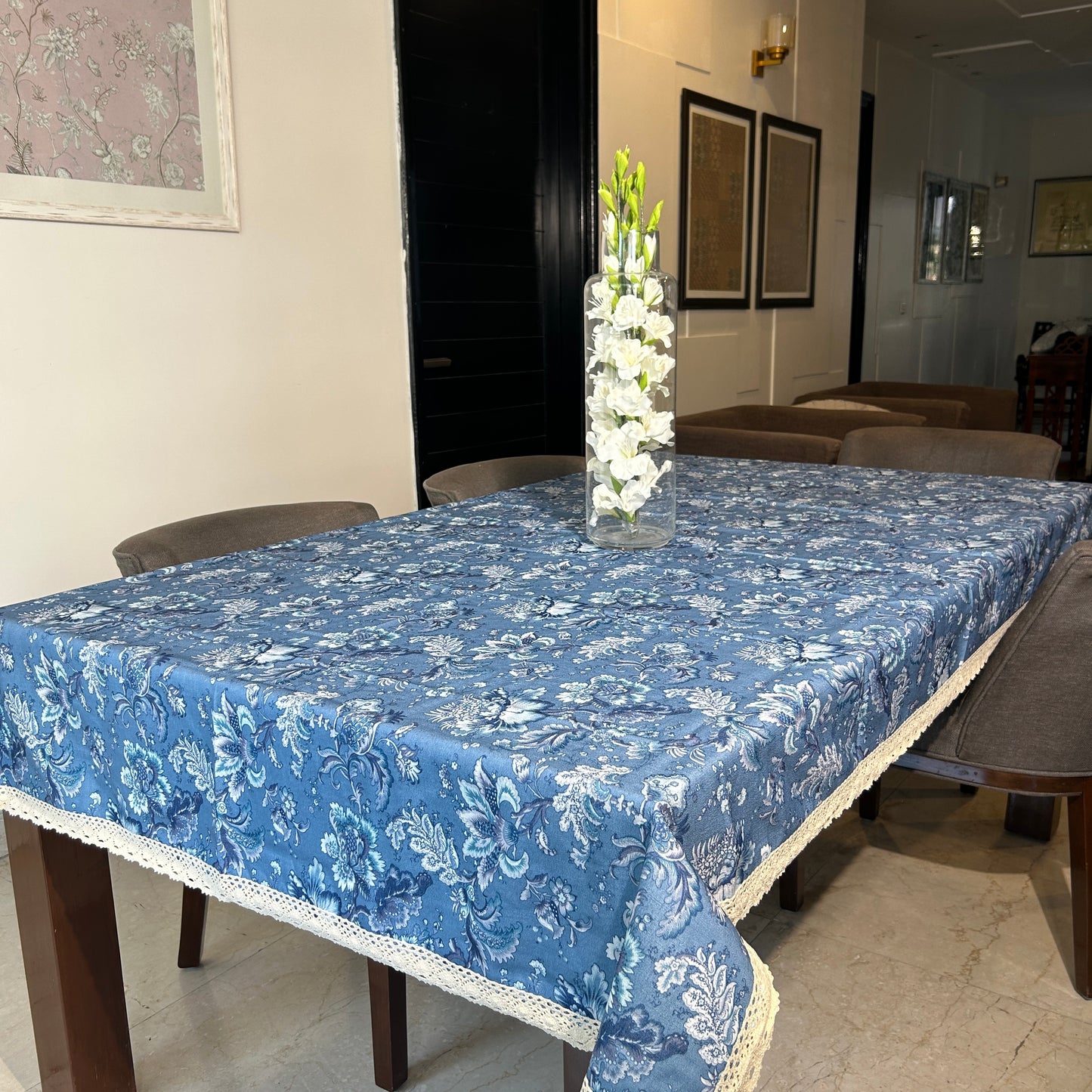 Vintage Bloom Lace-Trimmed Table Cover