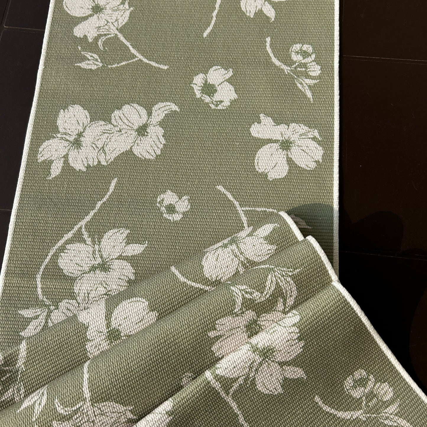 Green-Coloured Table Runner with Subtle Floral Pattern (6 seater)