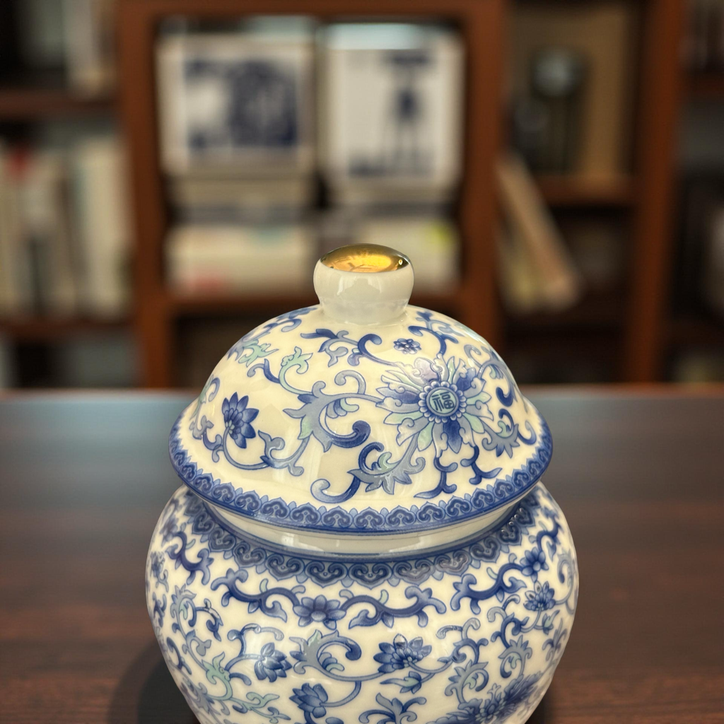 Blue and White Ginger Jar with Lid – Classic Oriental Decorative Piece