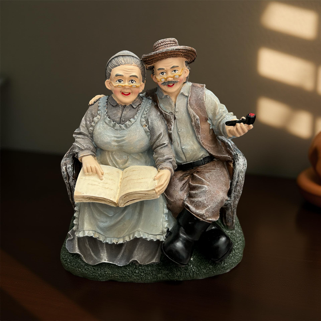 Elderly Couple Figurine – Vintage Resin Statue of Grandpa and Grandma Reading Together