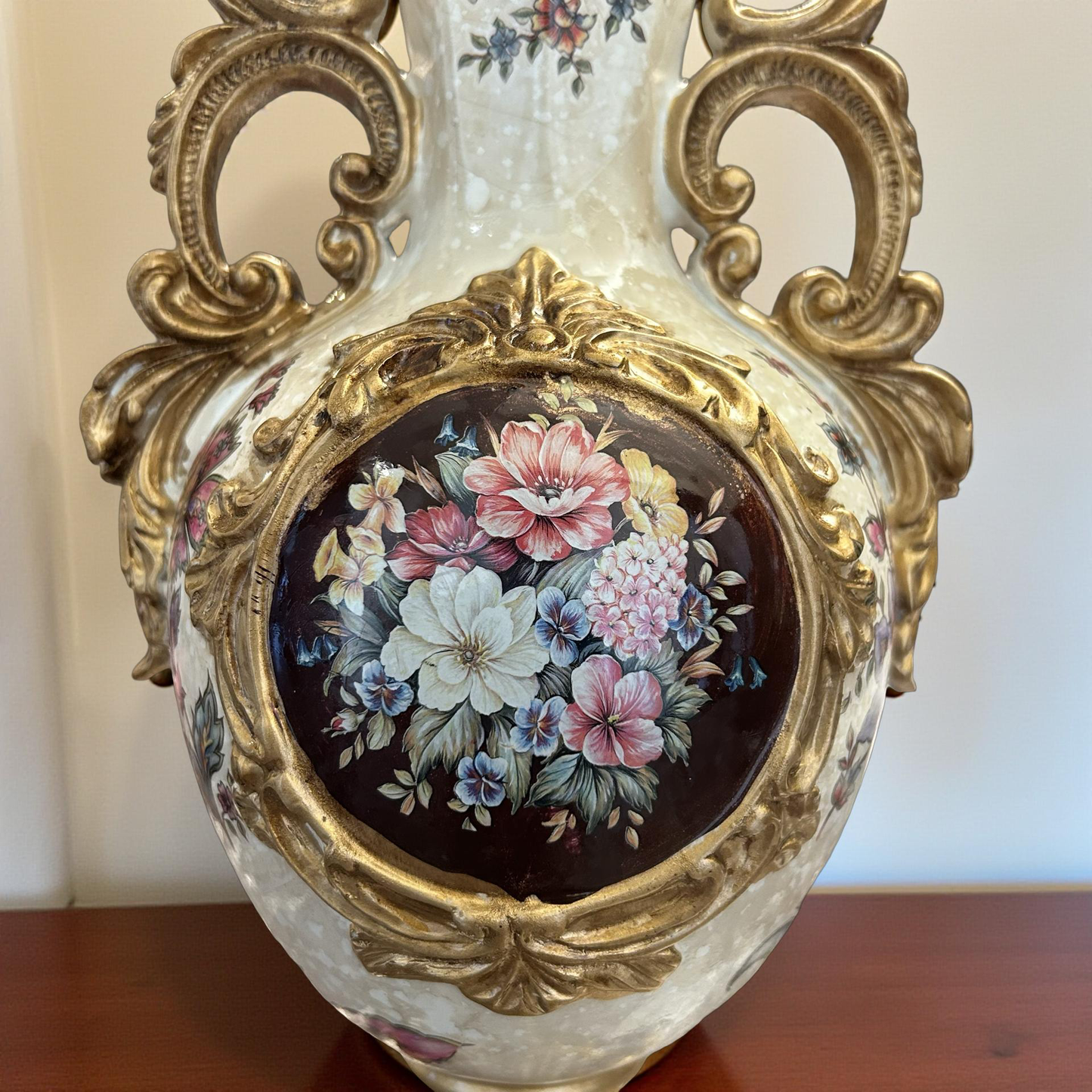 Elegant Antique-Style Decorative Vase