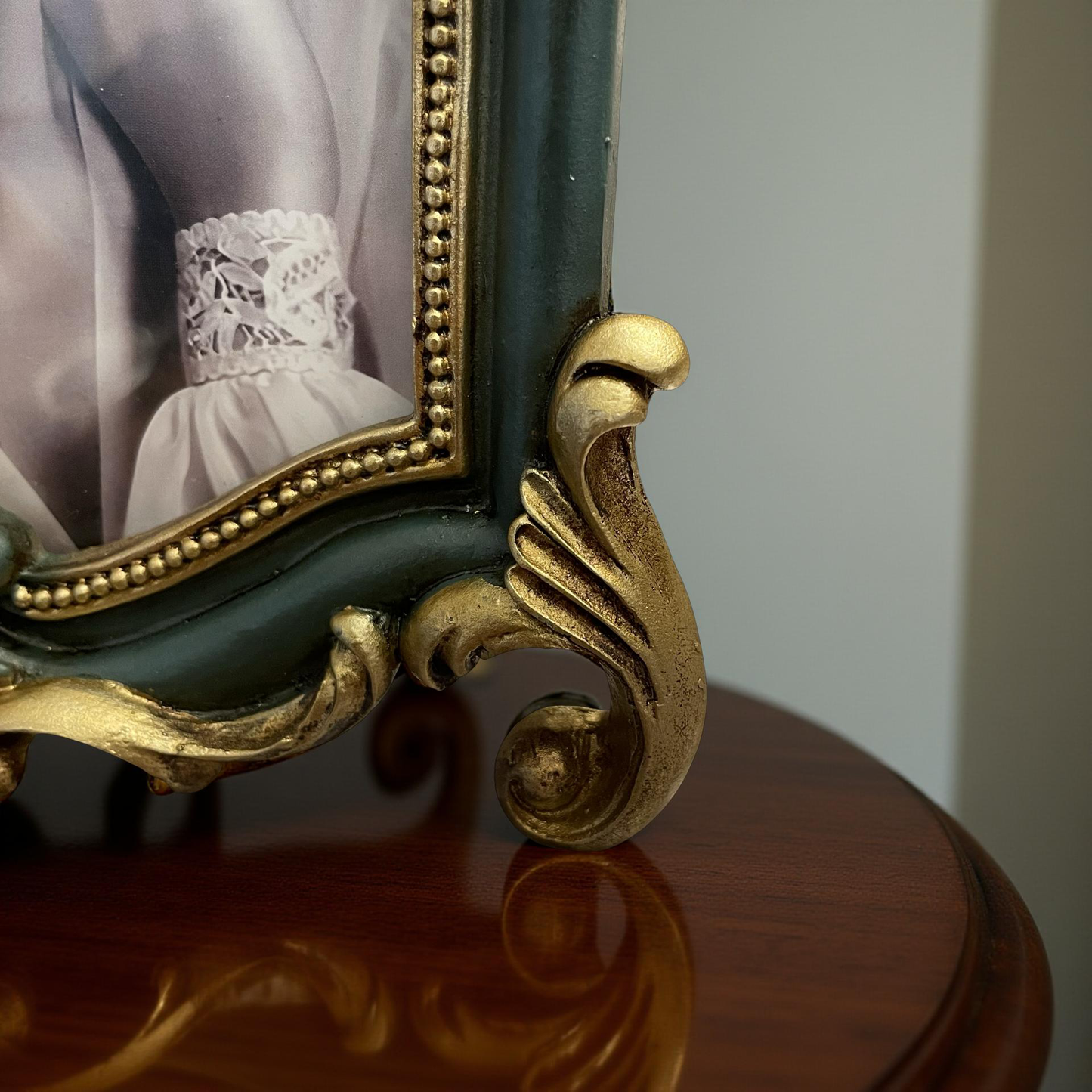 Elegant Tabletop Photo Frame (L)