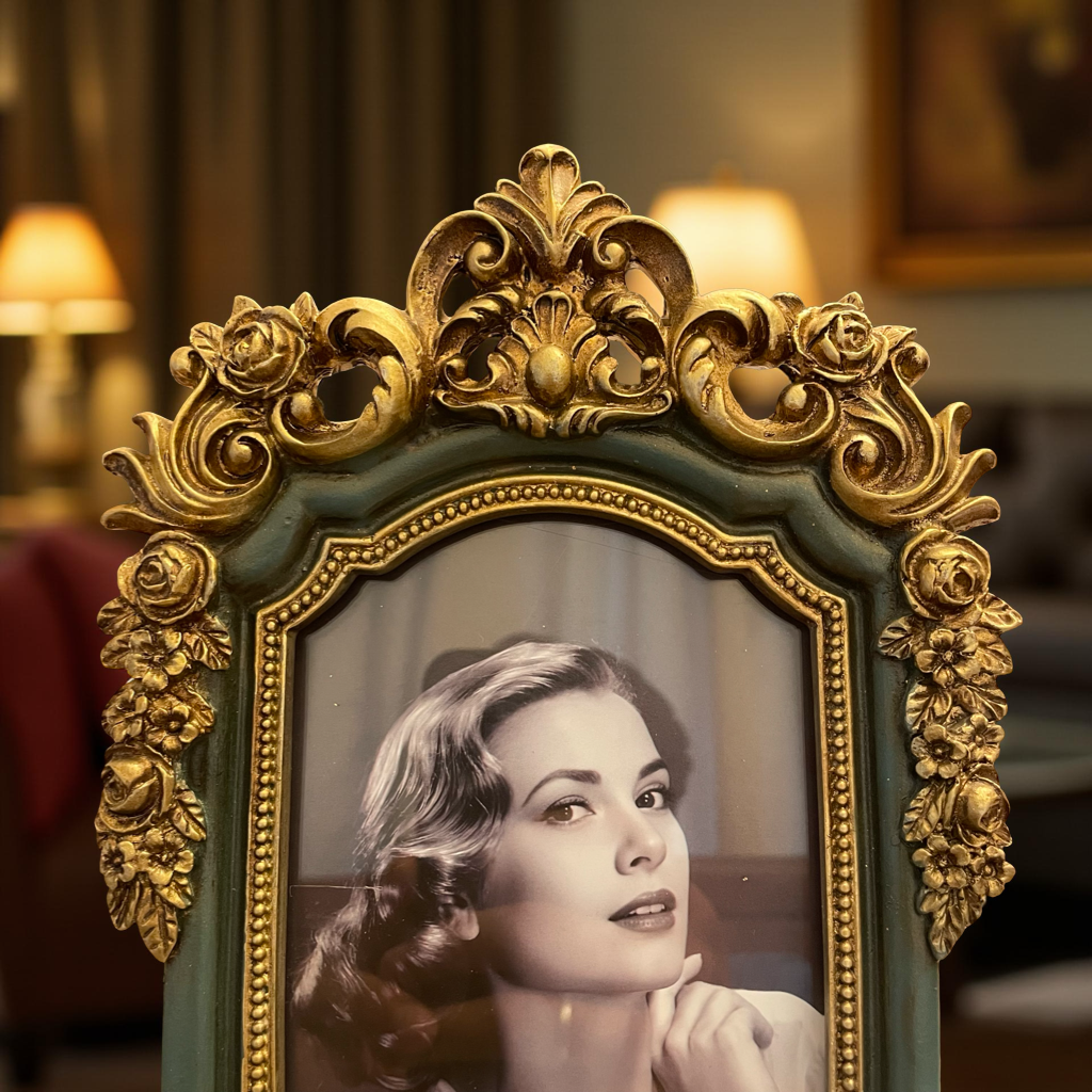 Elegant Tabletop Photo Frame (M)
