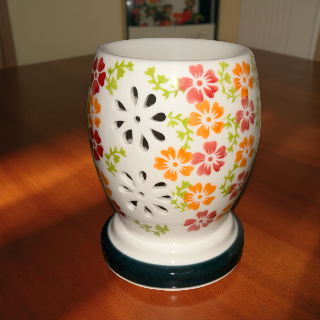 Elegant Ceramic Flower Cut Design Oil Diffuser Lamp