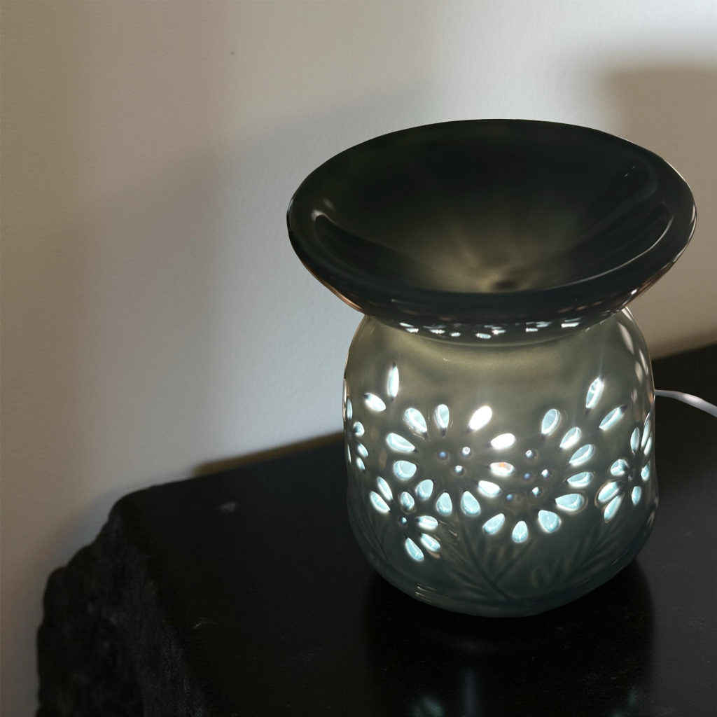 Elegant Ceramic Flower Cut Design Oil Diffuser Lamp