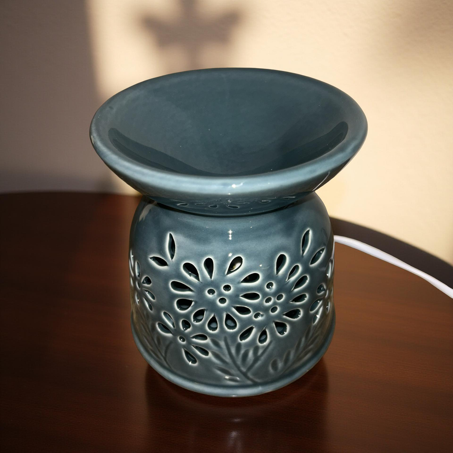 Elegant Ceramic Flower Cut Design Oil Diffuser Lamp