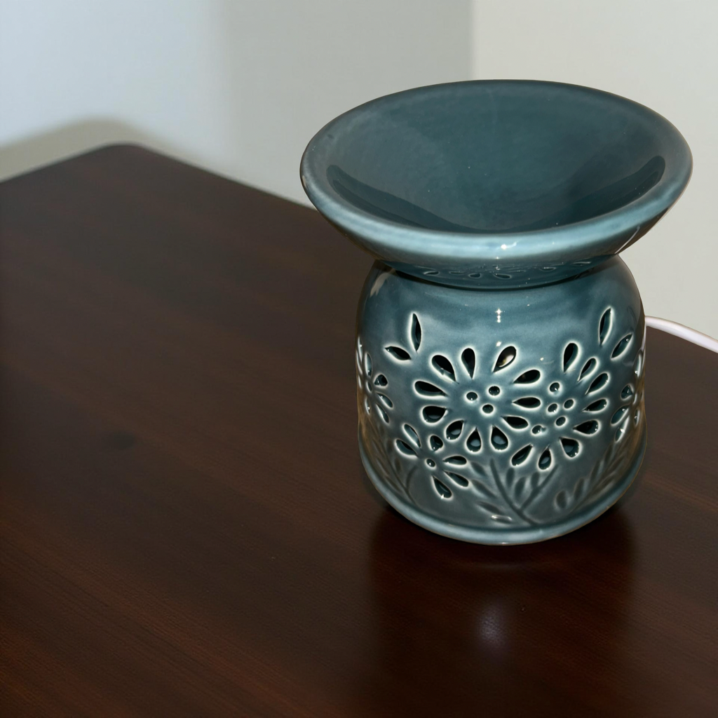 Elegant Ceramic Flower Cut Design Oil Diffuser Lamp