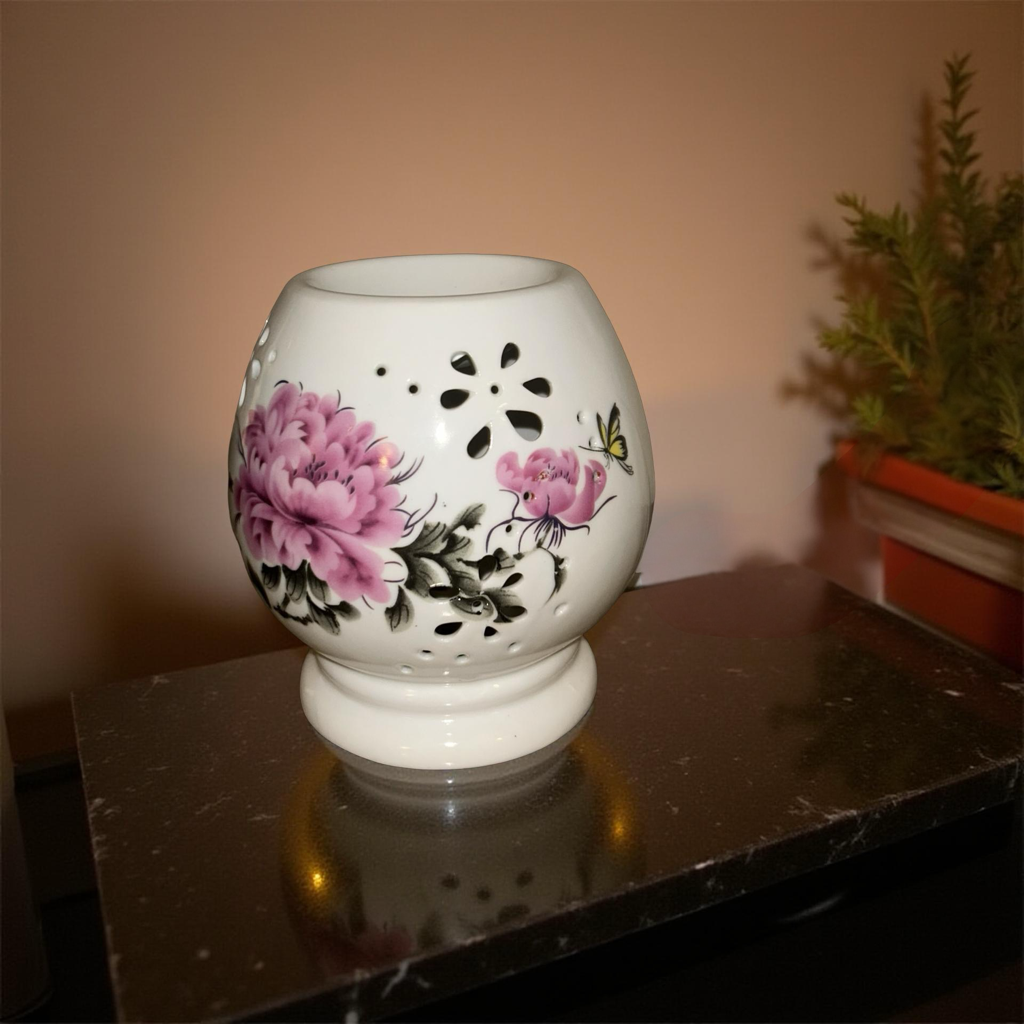 Elegant Ceramic Flower Cut Design Oil Diffuser Lamp