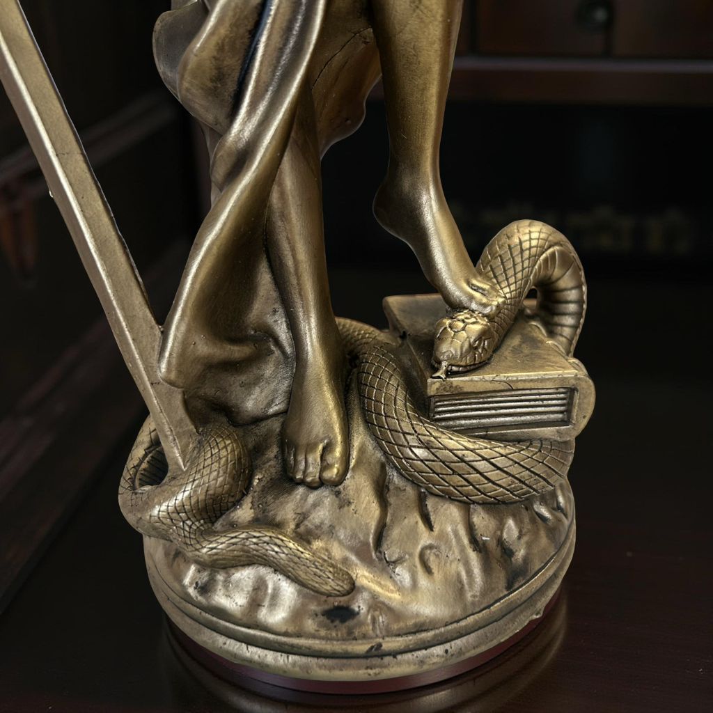 Elegant Lady of Justice Figurine – Legal Symbol Home & Office Decor