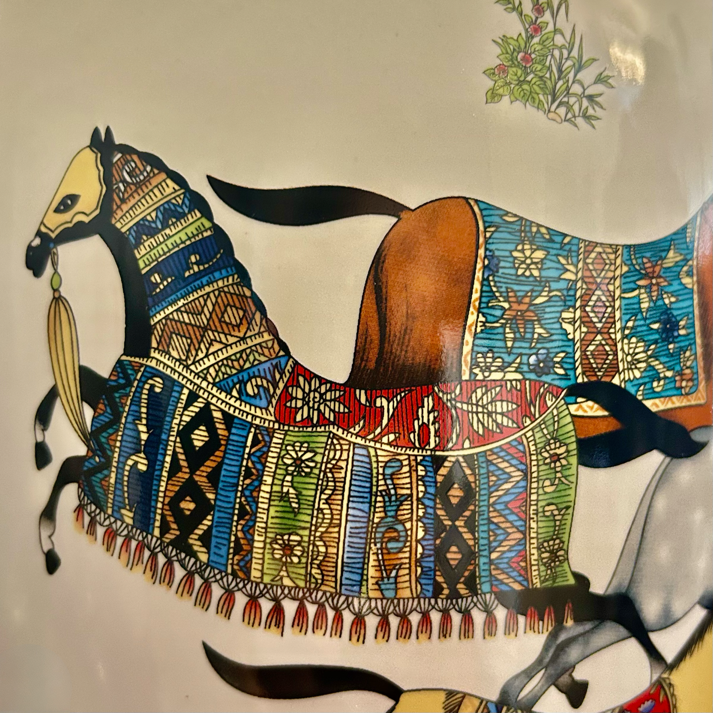 Classic White Ceramic Lamp with Horse Pattern – Premium Tabletop Light
