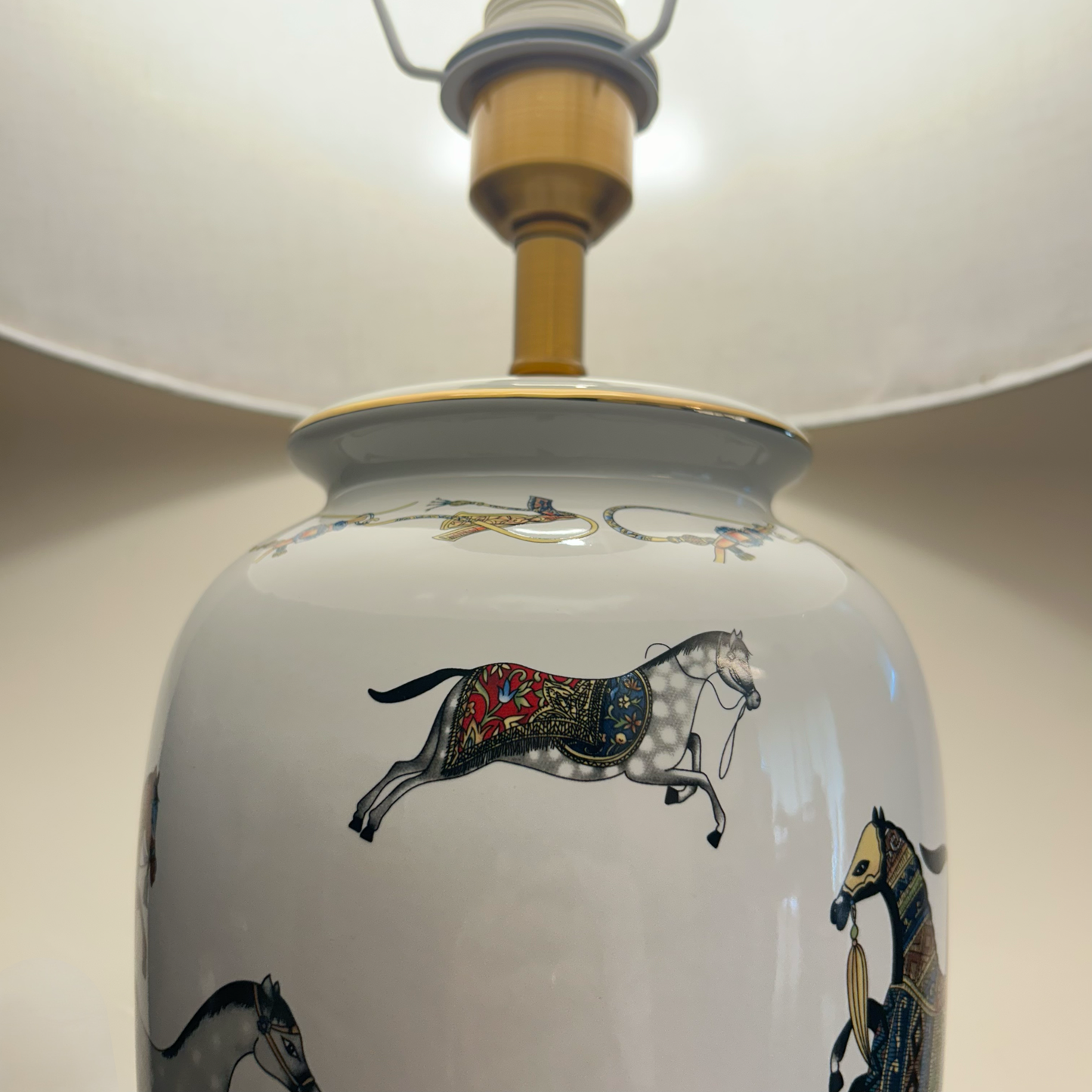 Classic White Ceramic Lamp with Horse Pattern – Premium Tabletop Light