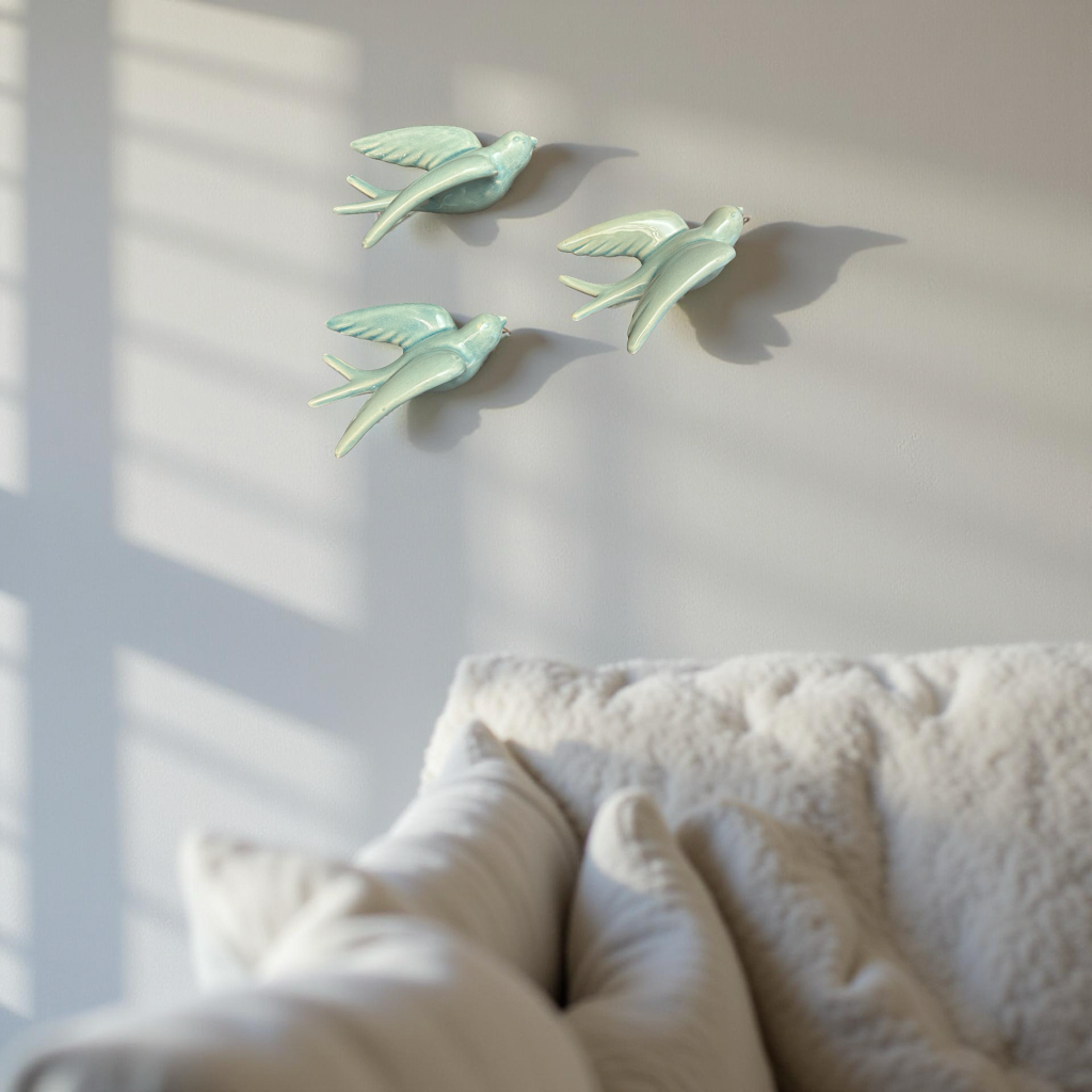 Elegant Bird Wall Décor towards Right Direction