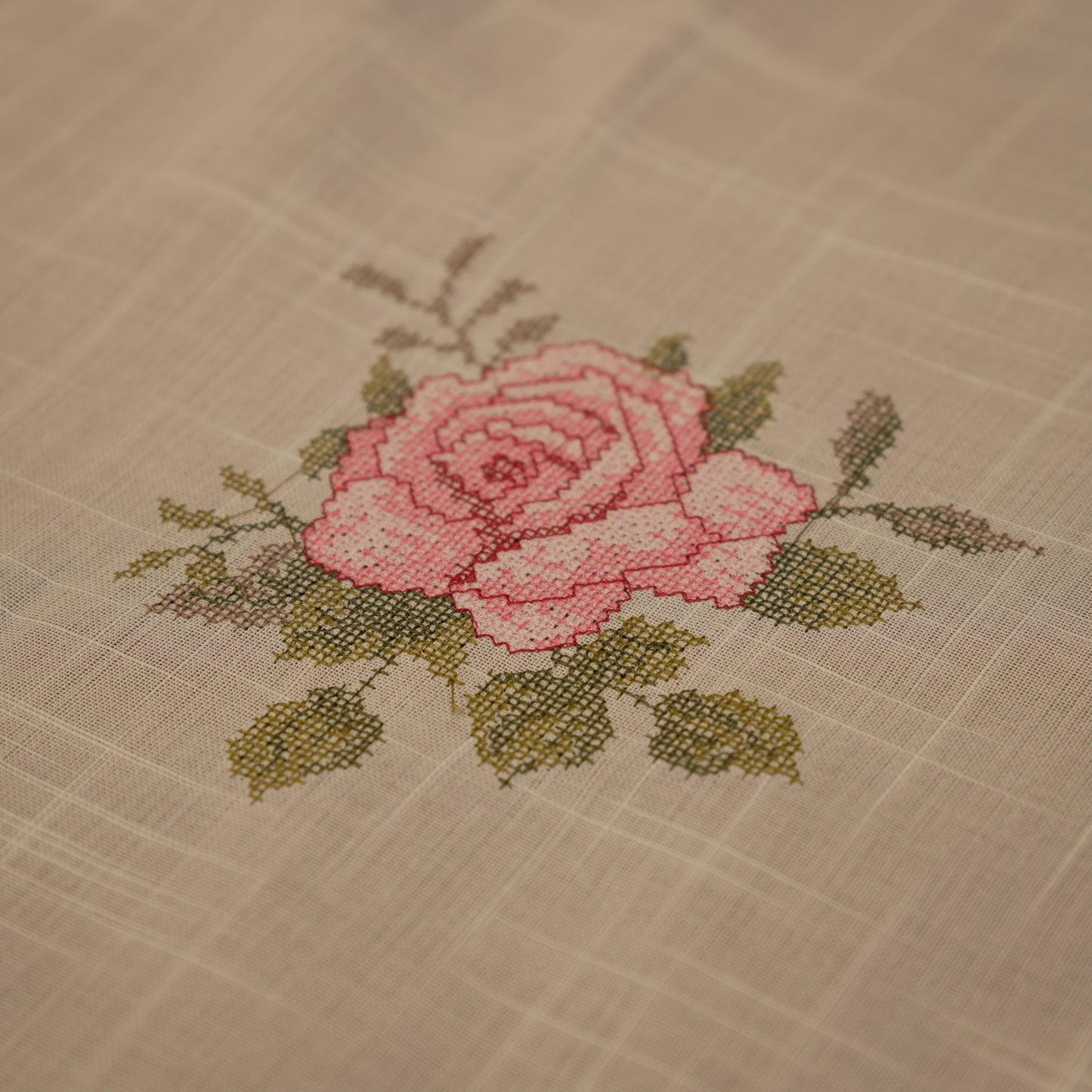 Premium Floral Embroidered Table Cloth – Elegant Ivory Rose Dining Linen