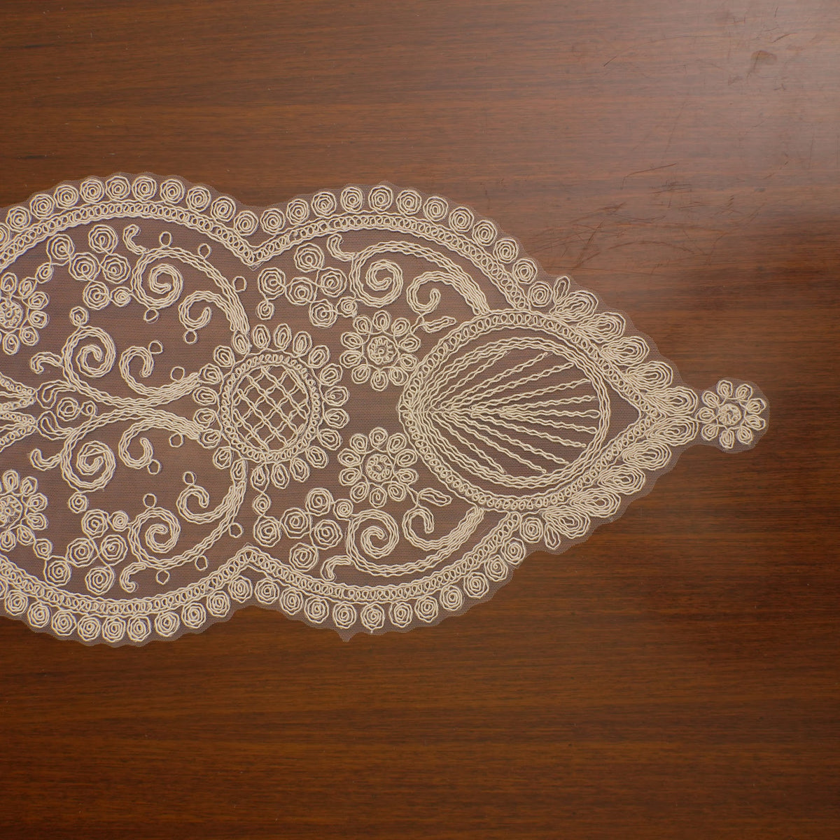 Beige Lattice Shell Lace Table Runner (Long)