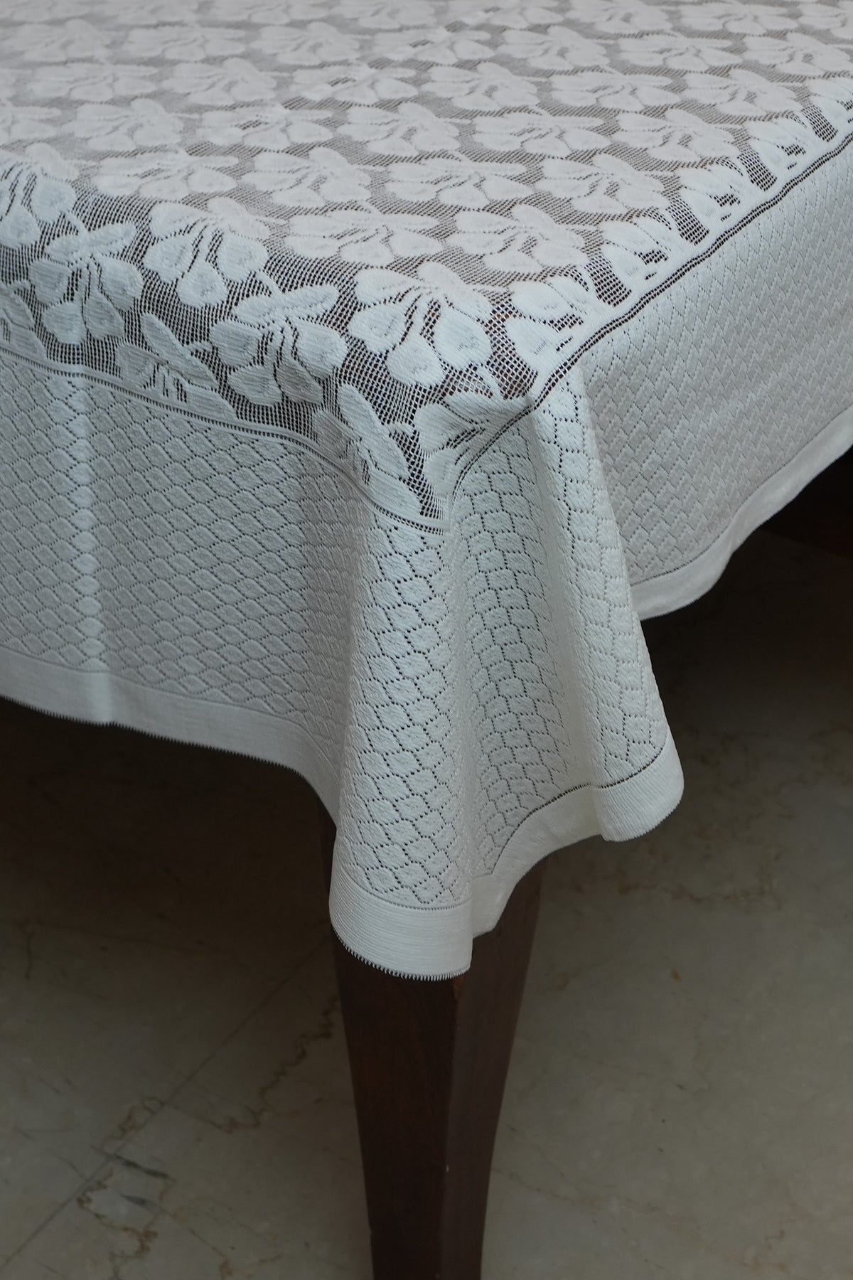 Ivory Floral Bow Lace Table Sheet (6 Seater)
