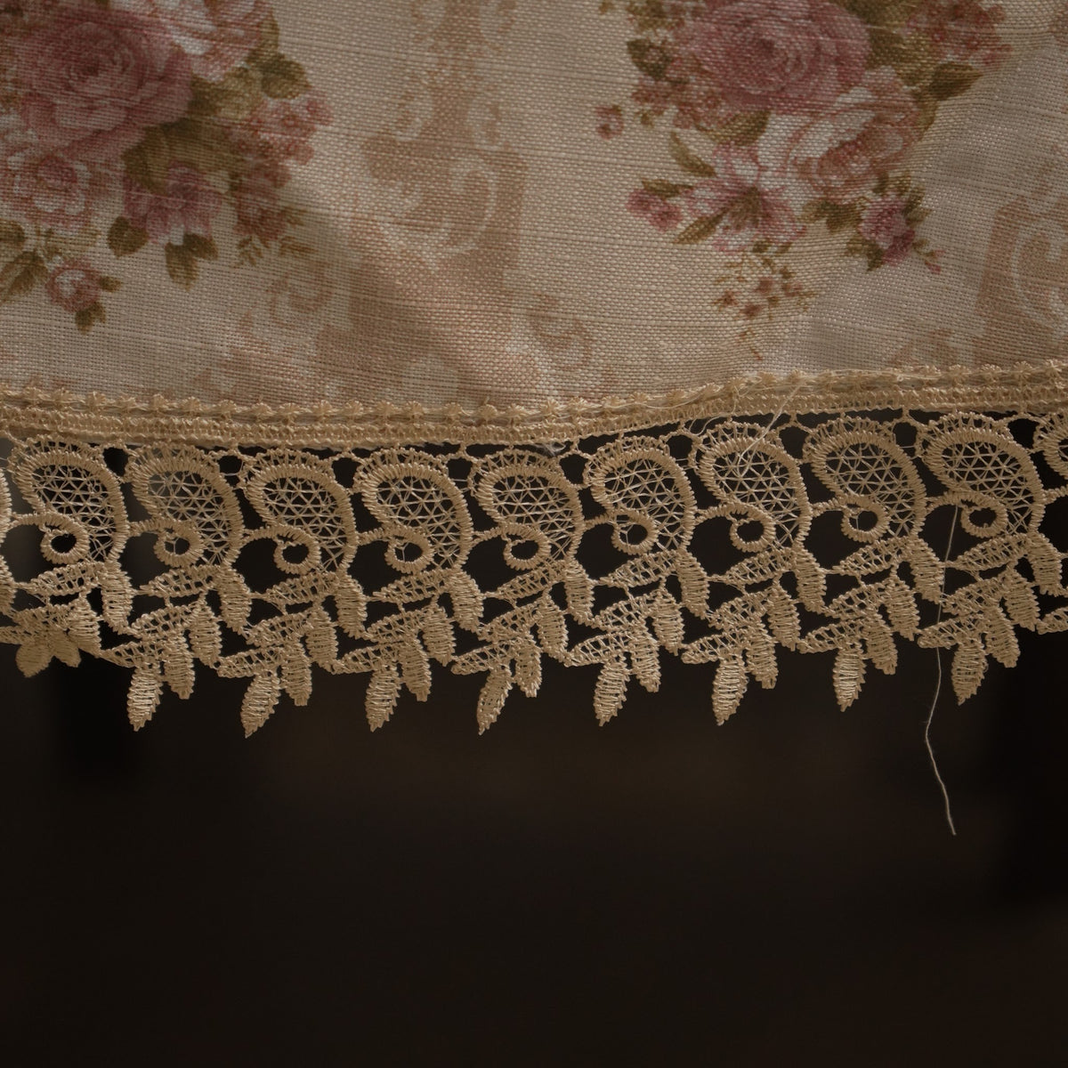 Close-up of the cream lace border