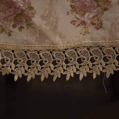 Close-up of the cream lace border