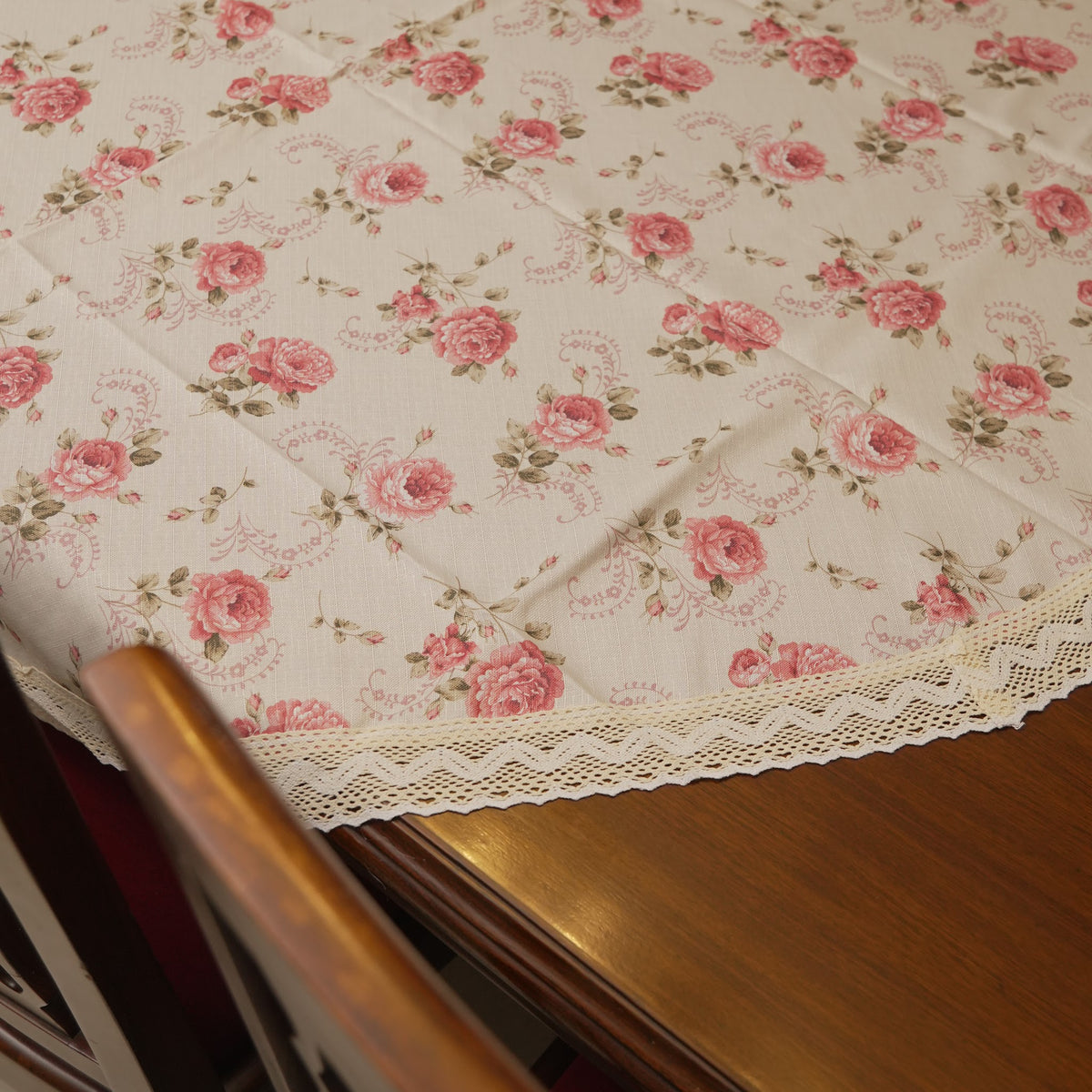 Edge of the round table sheet with crochet lace trim