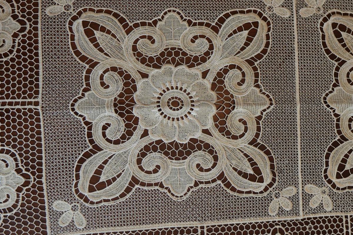 Ivory Medallion Cutwork Lace Linen Table Sheet (6 Seater)