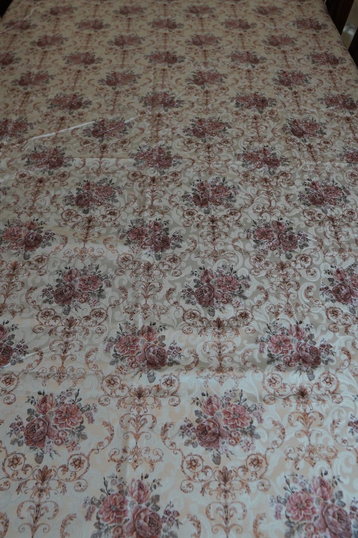 Vintage Rose Jacquard Table Sheet with Lace Edge (6 Seater)