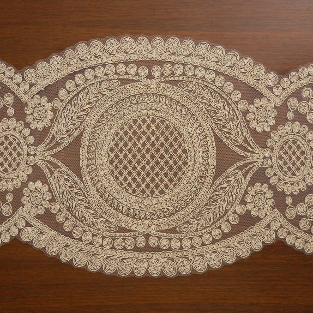 Beige Lattice Shell Lace Table Runner (Small)