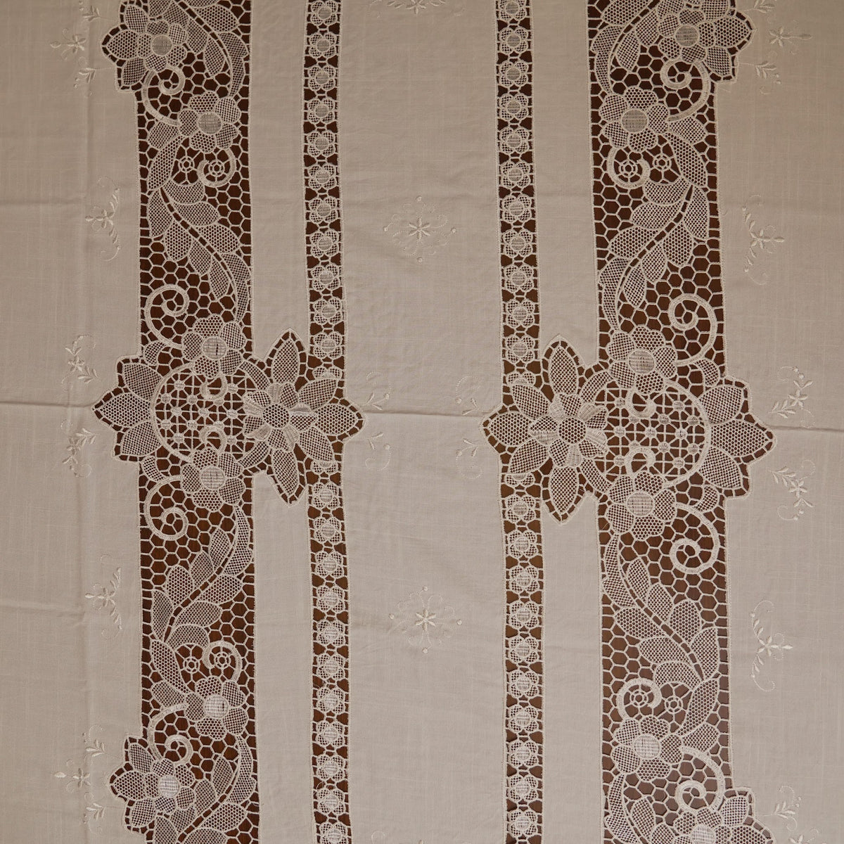 Close-up of the floral lace insert bands
