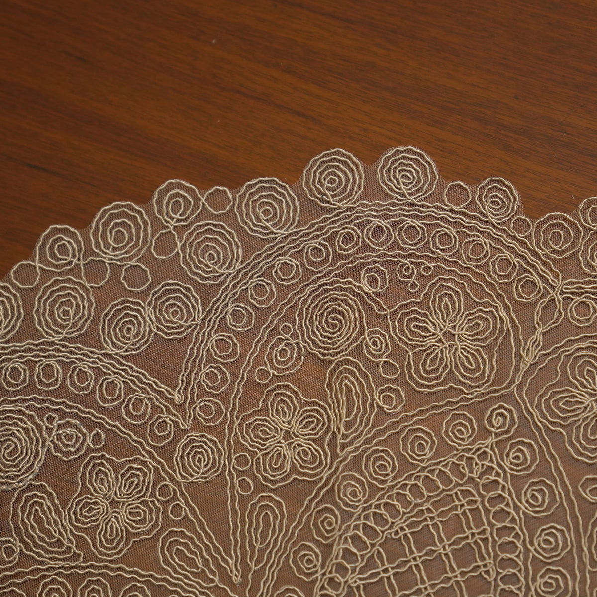Beige Pinwheel Lattice Lace XL Round Table Mat (Single)