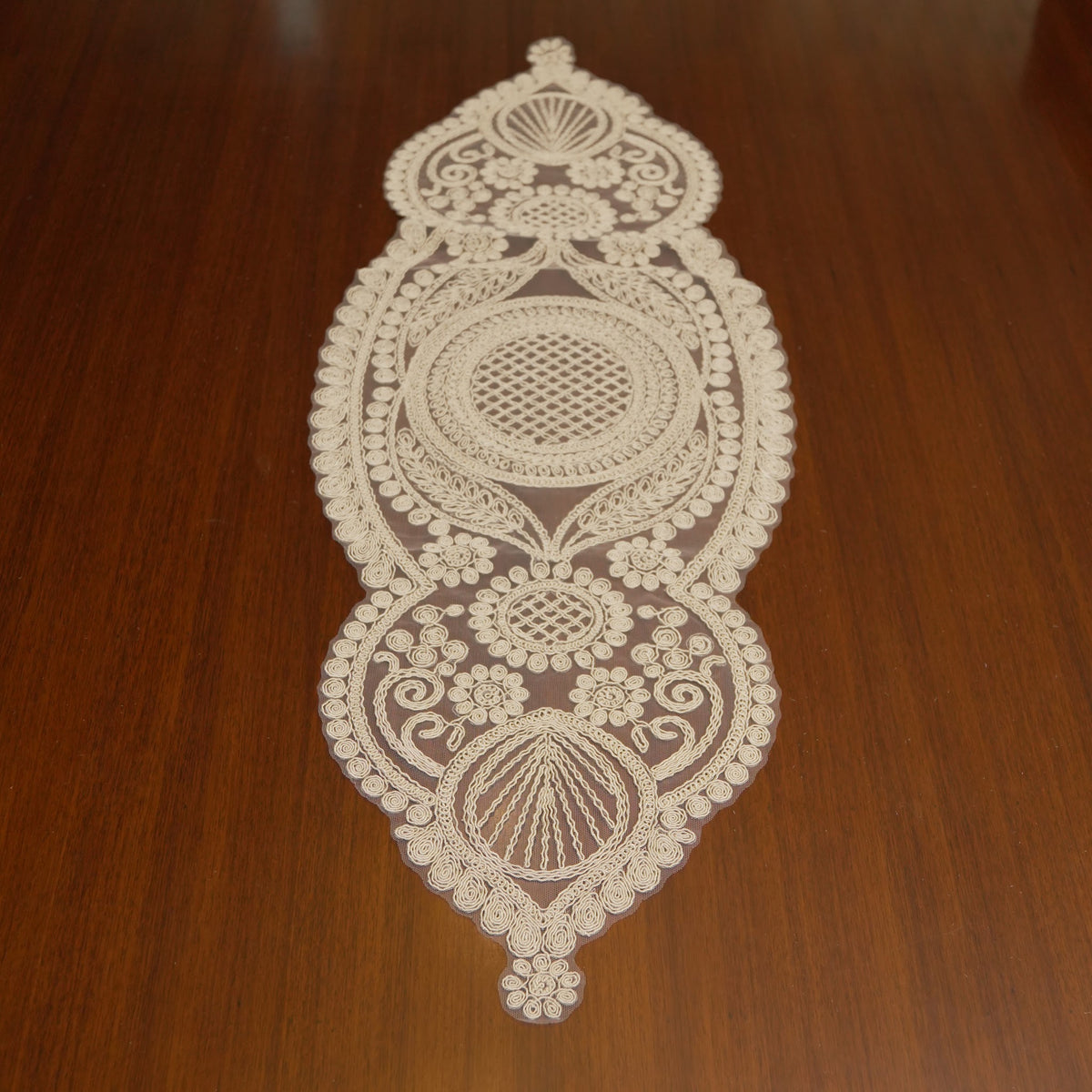 Beige Lattice Shell Lace Table Runner (Small)