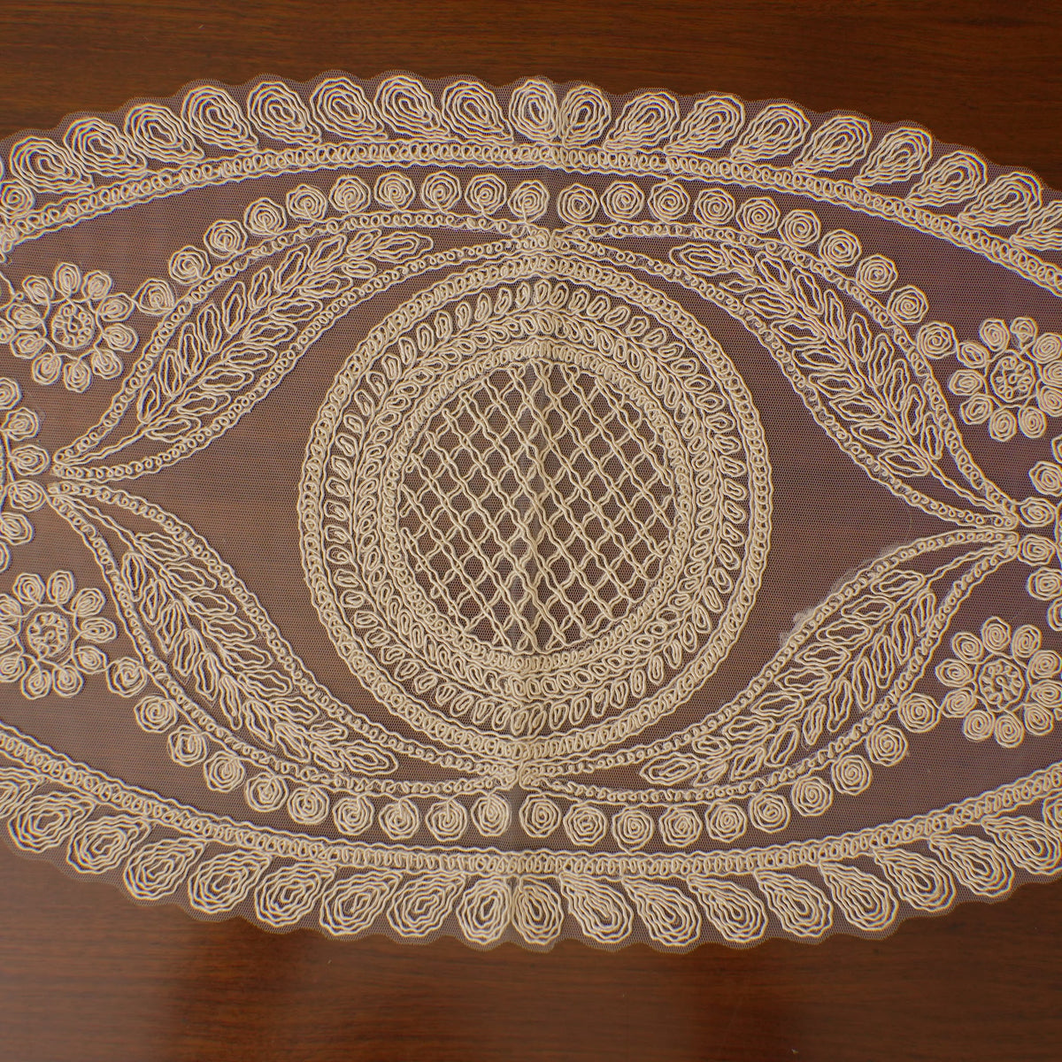 Beige Lattice Shell Lace Table Runner (Long)