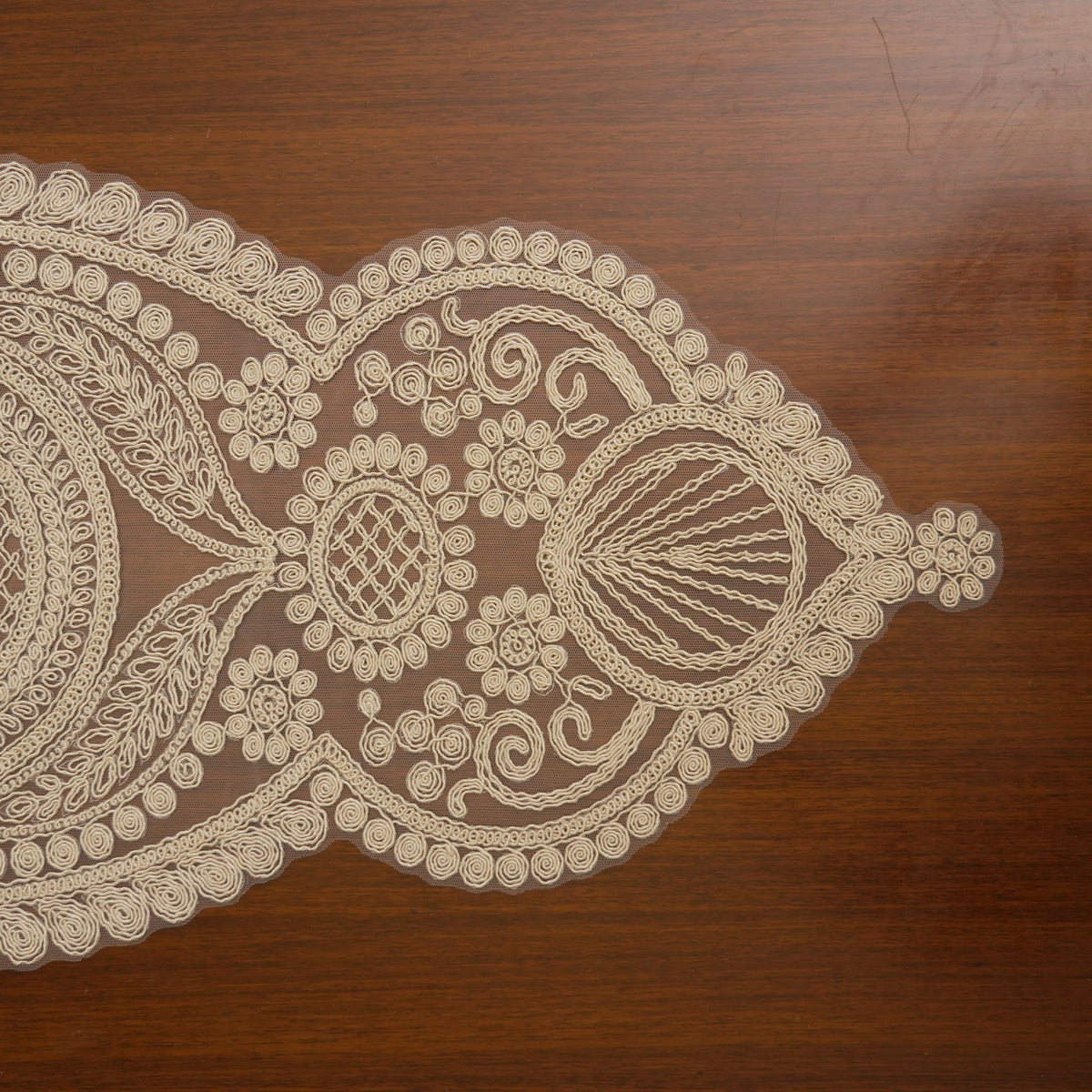 Beige Lattice Shell Lace Table Runner (Small)