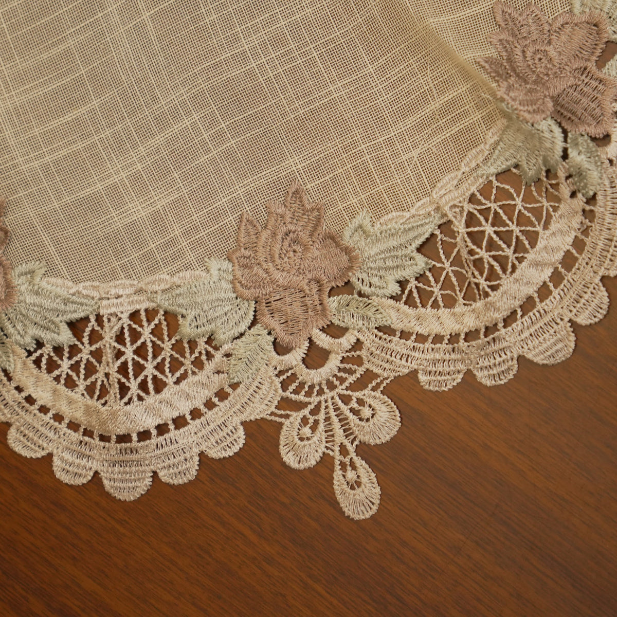 Mauve Flower Cutwork Lace Large Round Table Mat (Single)