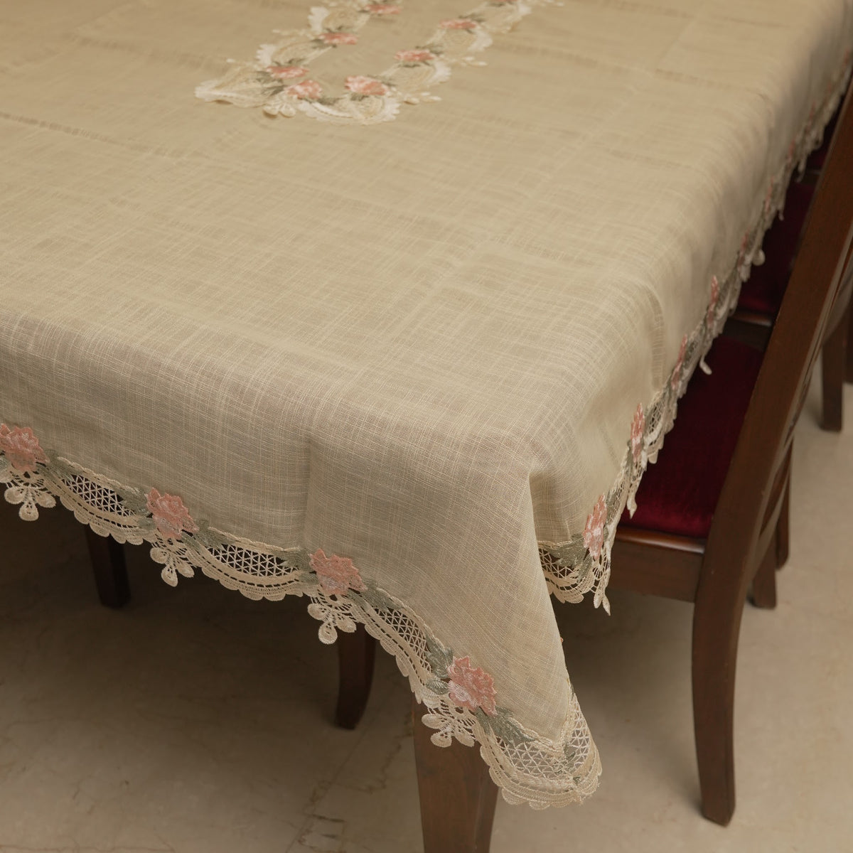 Side view of the scalloped pink rose lace border