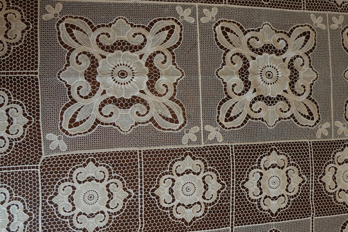 Ivory Medallion Cutwork Lace Linen Table Sheet (6 Seater)