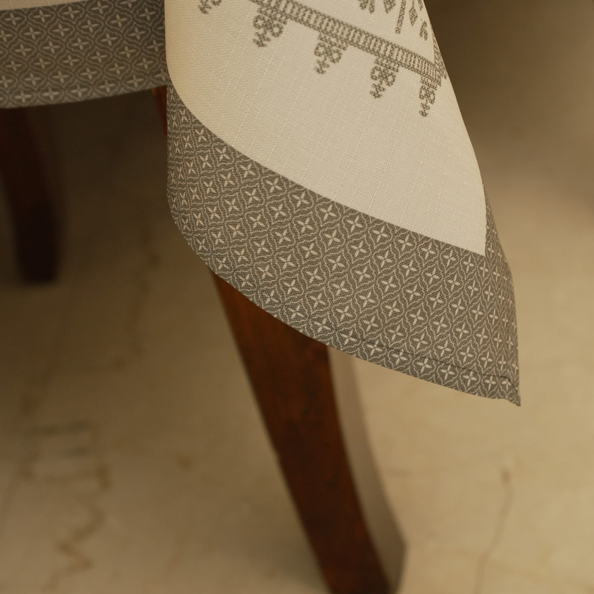Printed grey edging band at the table corner