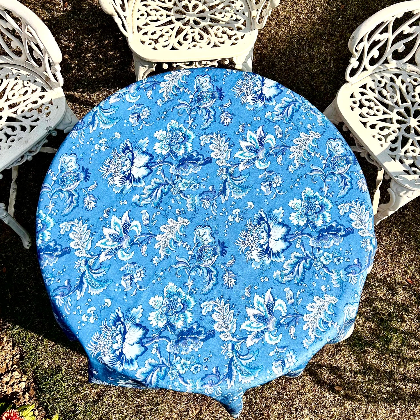 Vintage Bloom Lace-Trimmed Table Cover