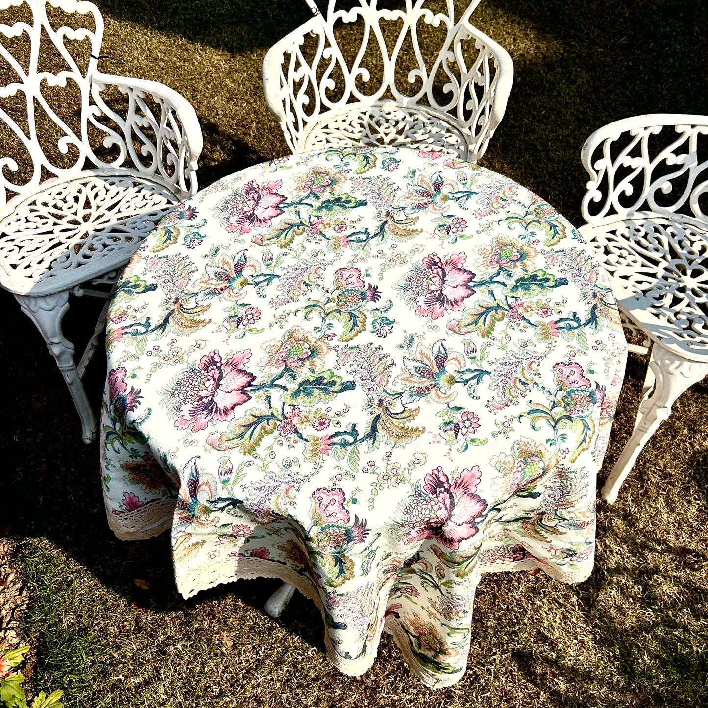 Vintage Bloom Lace-Trimmed Table Cover