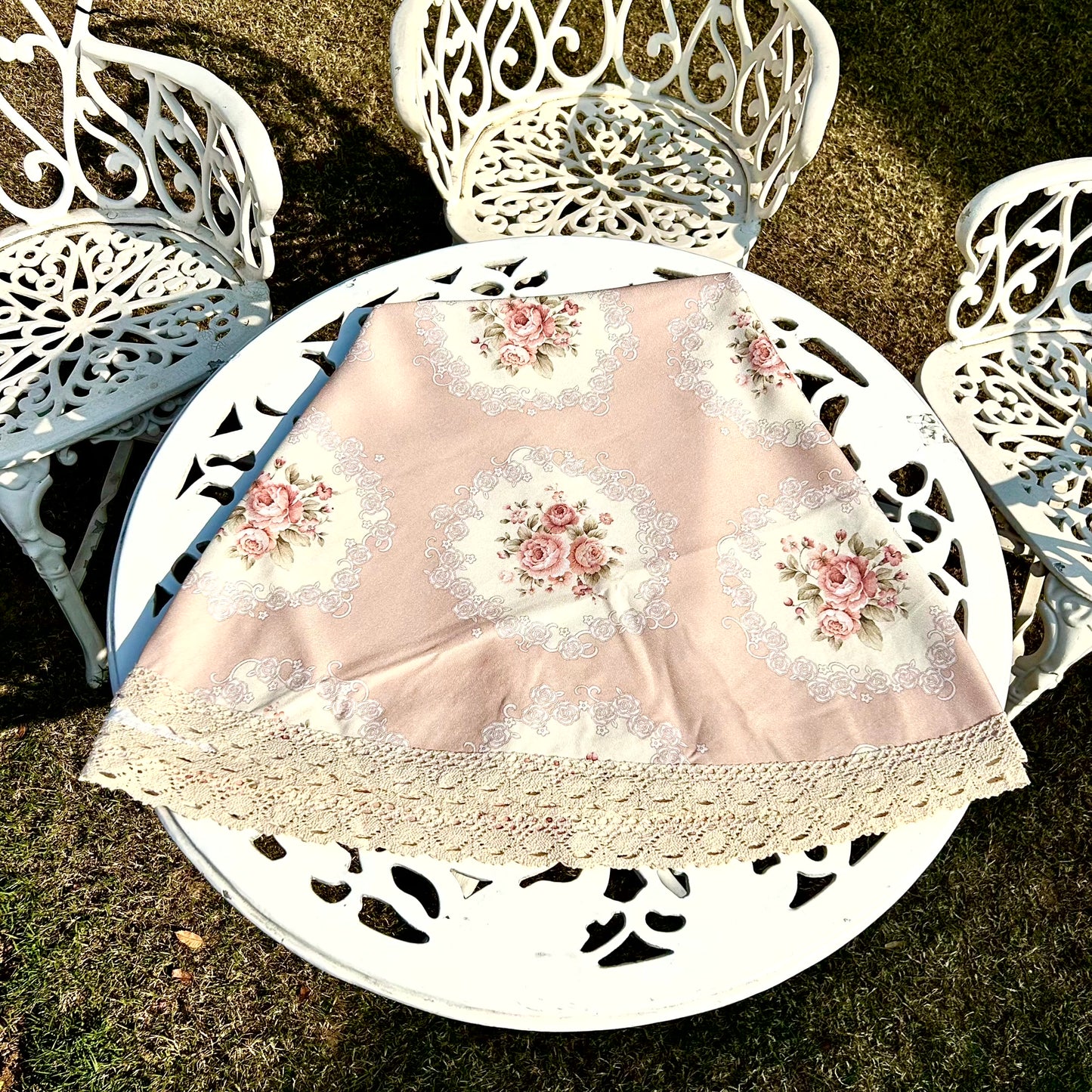 Vintage Rose Round Tablecloth – Blush Peach with Lace Border