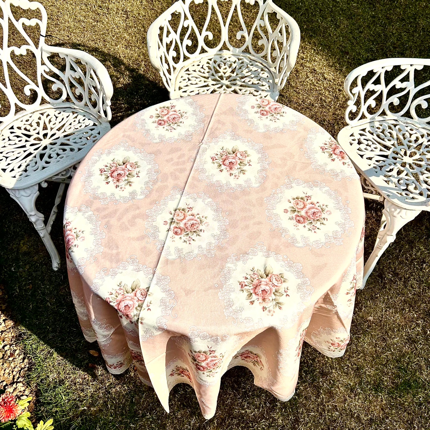 Vintage Rose Round Tablecloth – Blush Peach with Lace Border