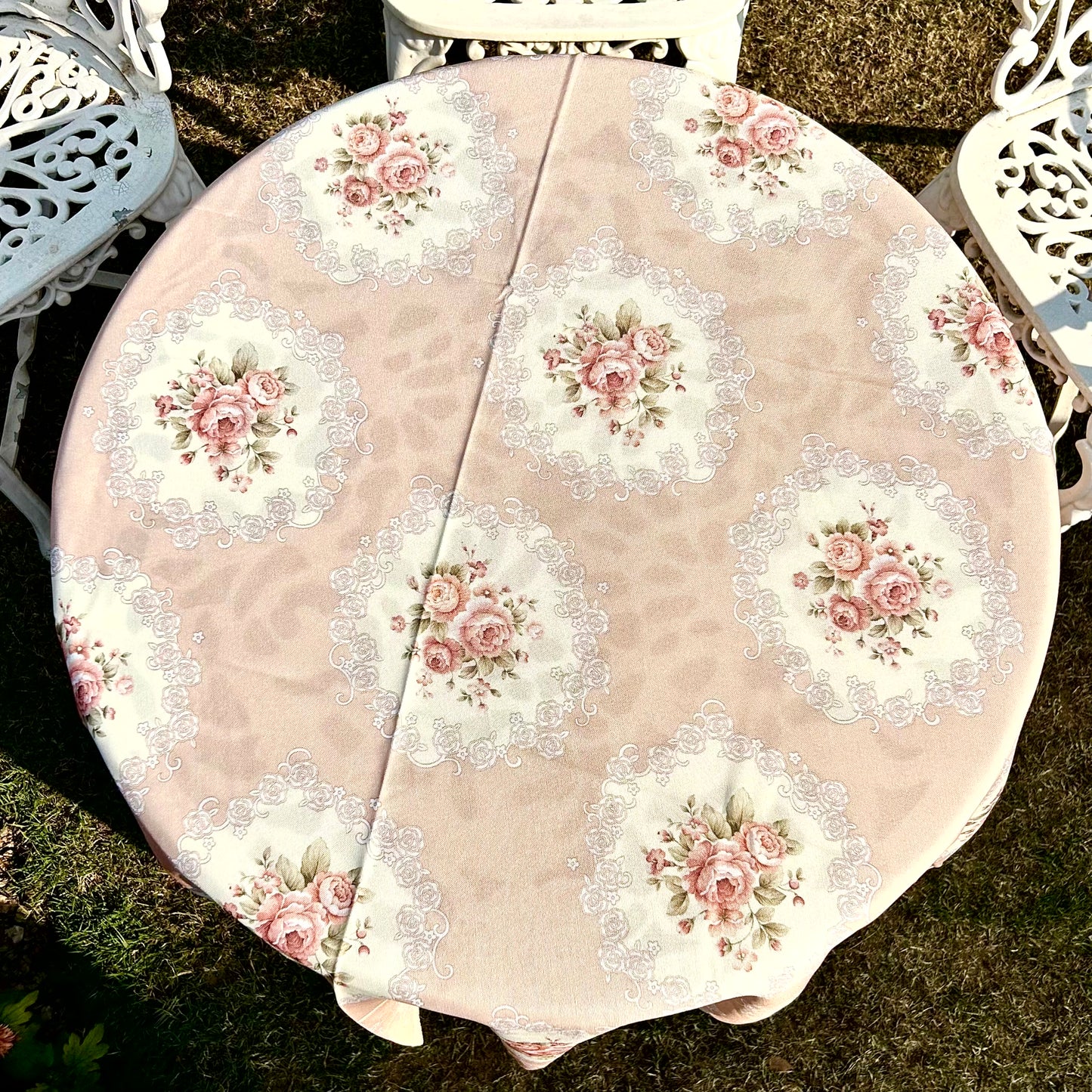 Vintage Rose Round Tablecloth – Blush Peach with Lace Border