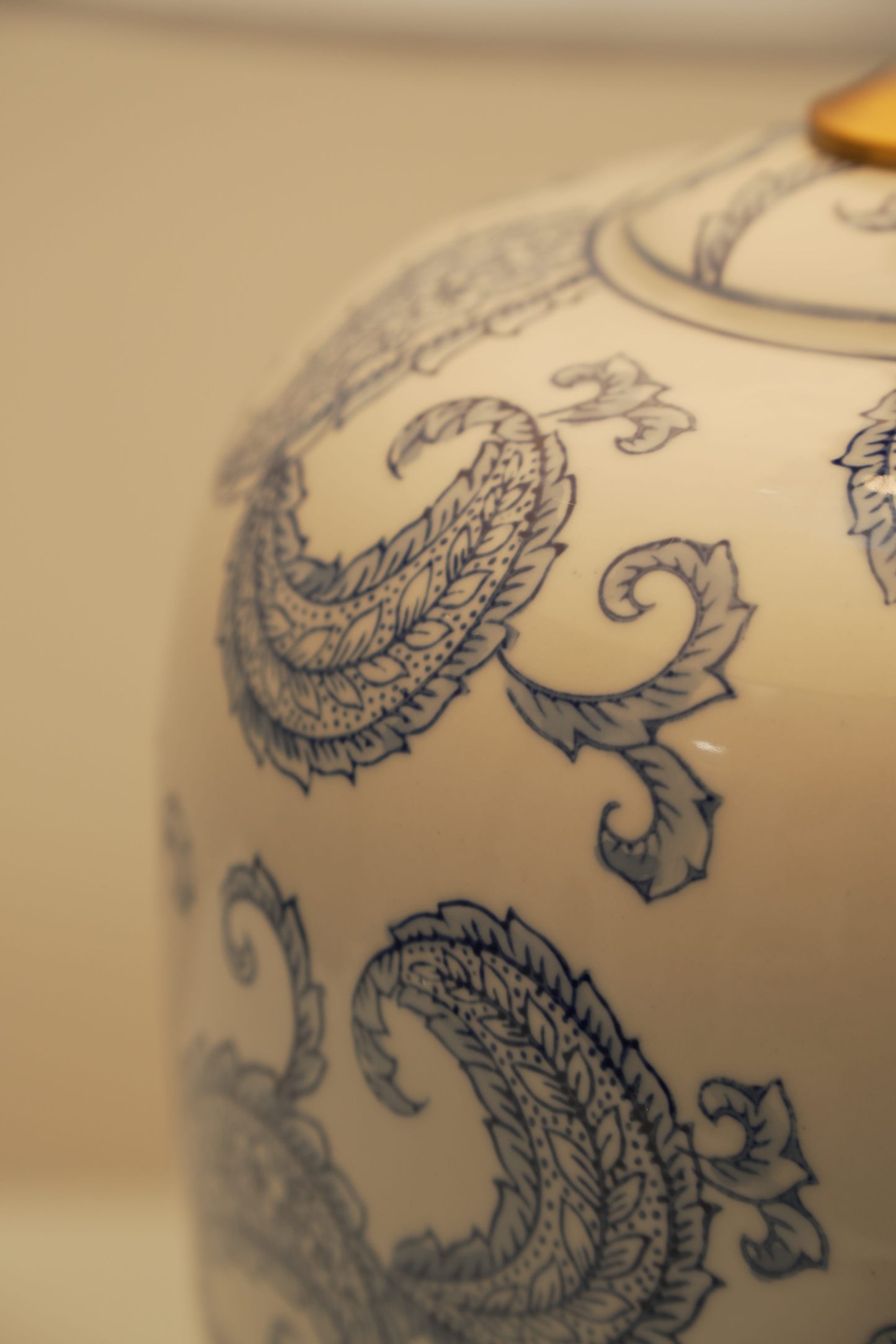 Premium Paisley Design Table Lamp