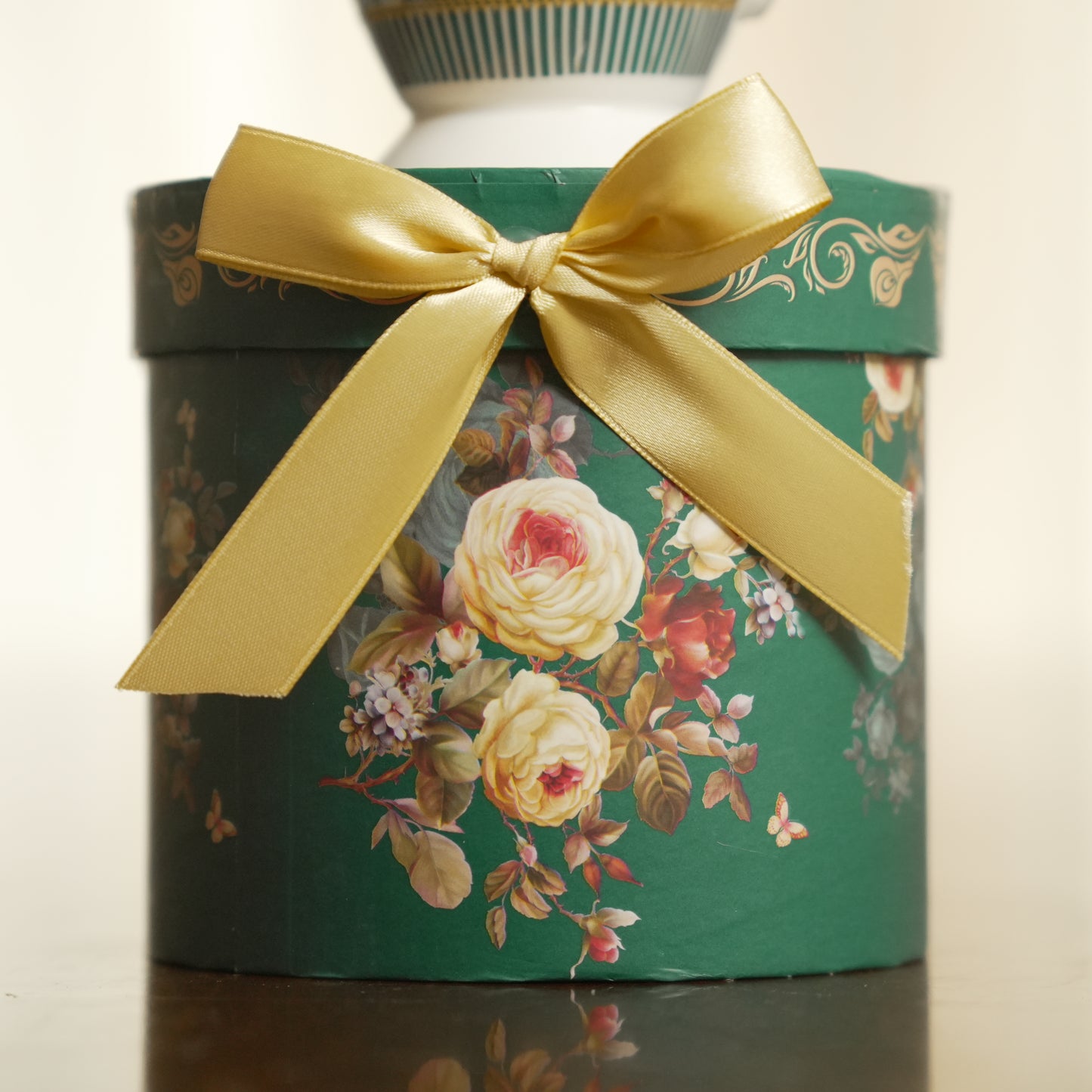Emerald Bloom Ceramic Mug with Luxury Round Gift Box