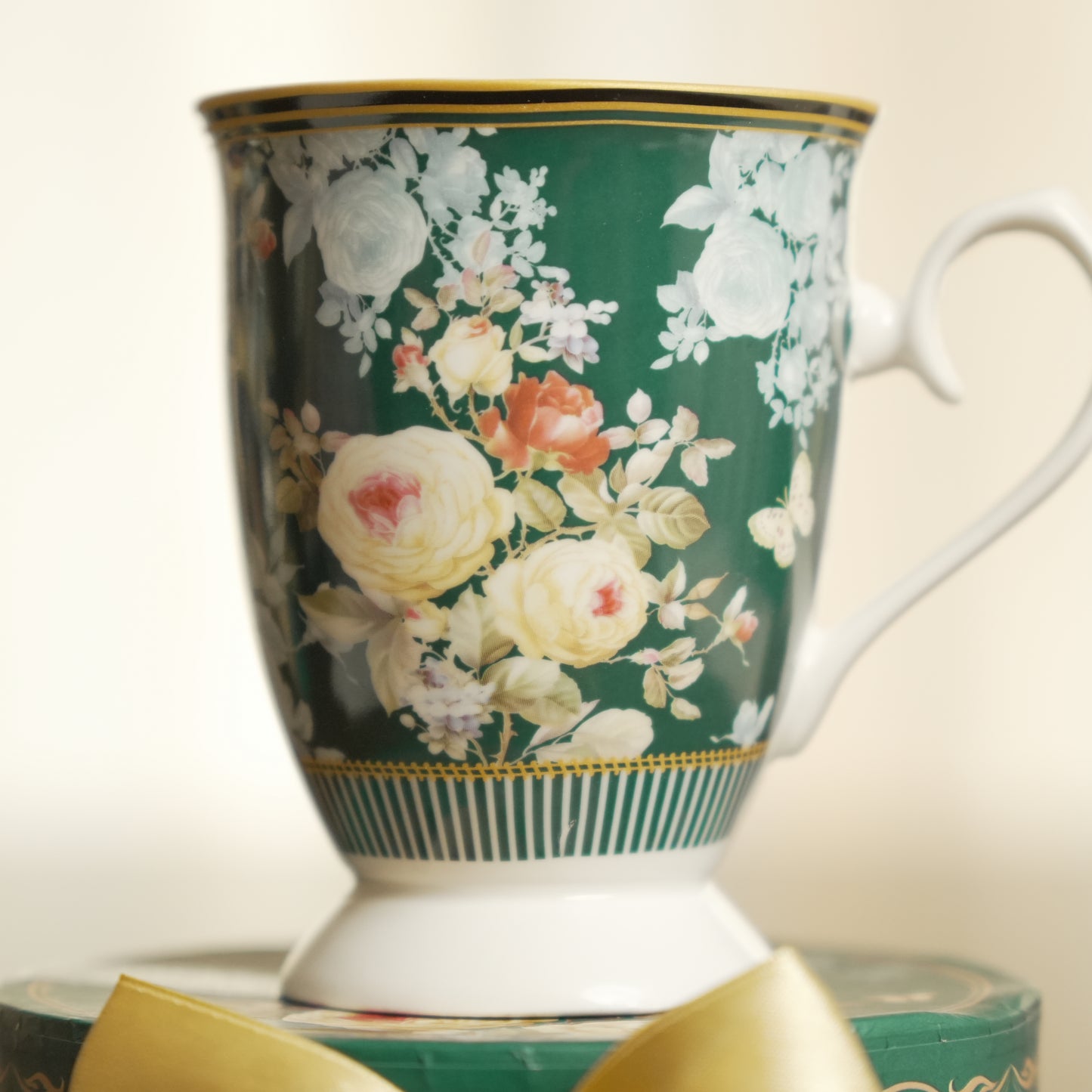 Emerald Bloom Ceramic Mug with Luxury Round Gift Box