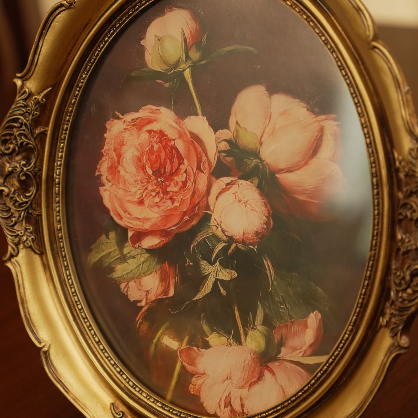 Elegant Oval Gold Decorative Frame with Classic Rose Design