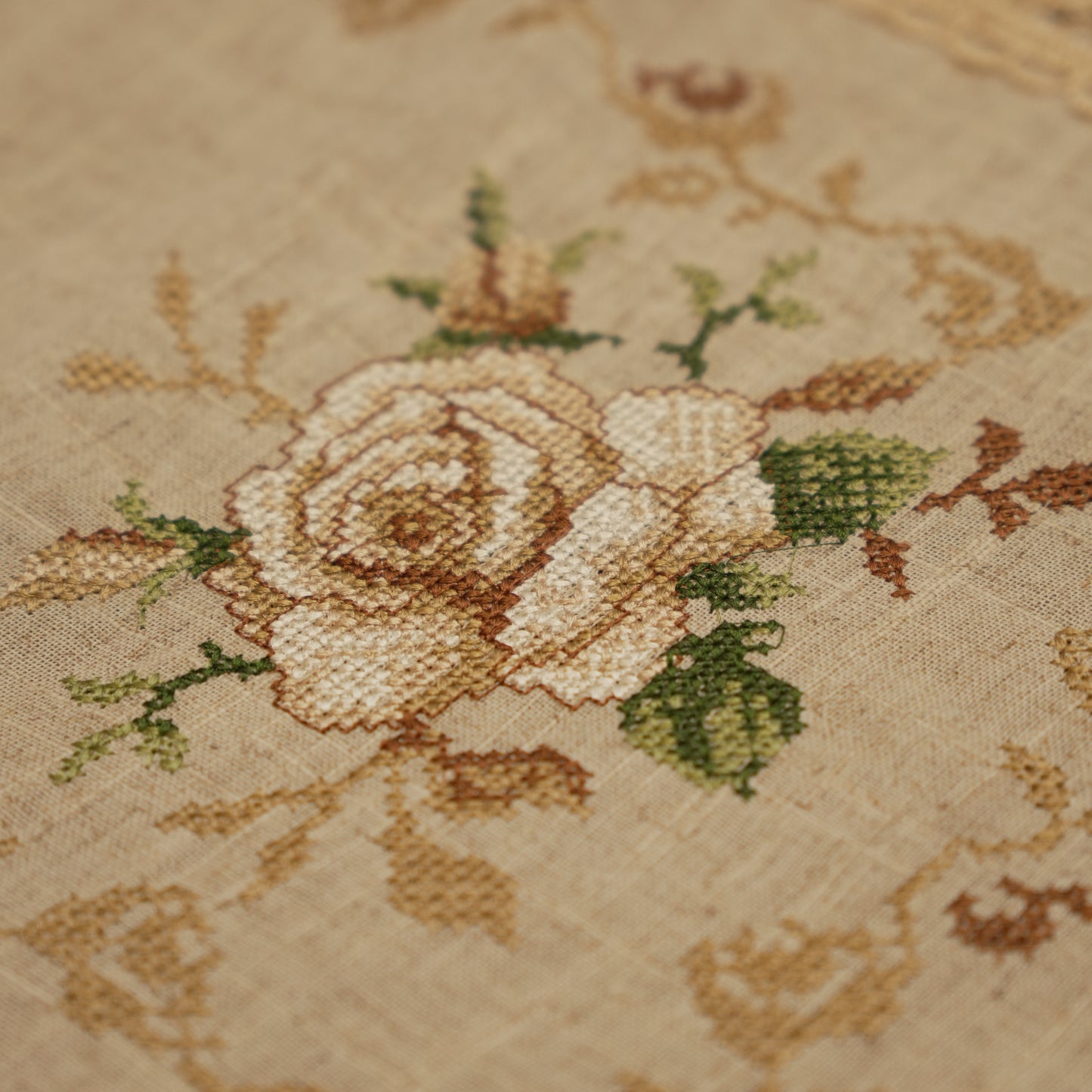 Classic Ivory Lace Table Runner (Small)