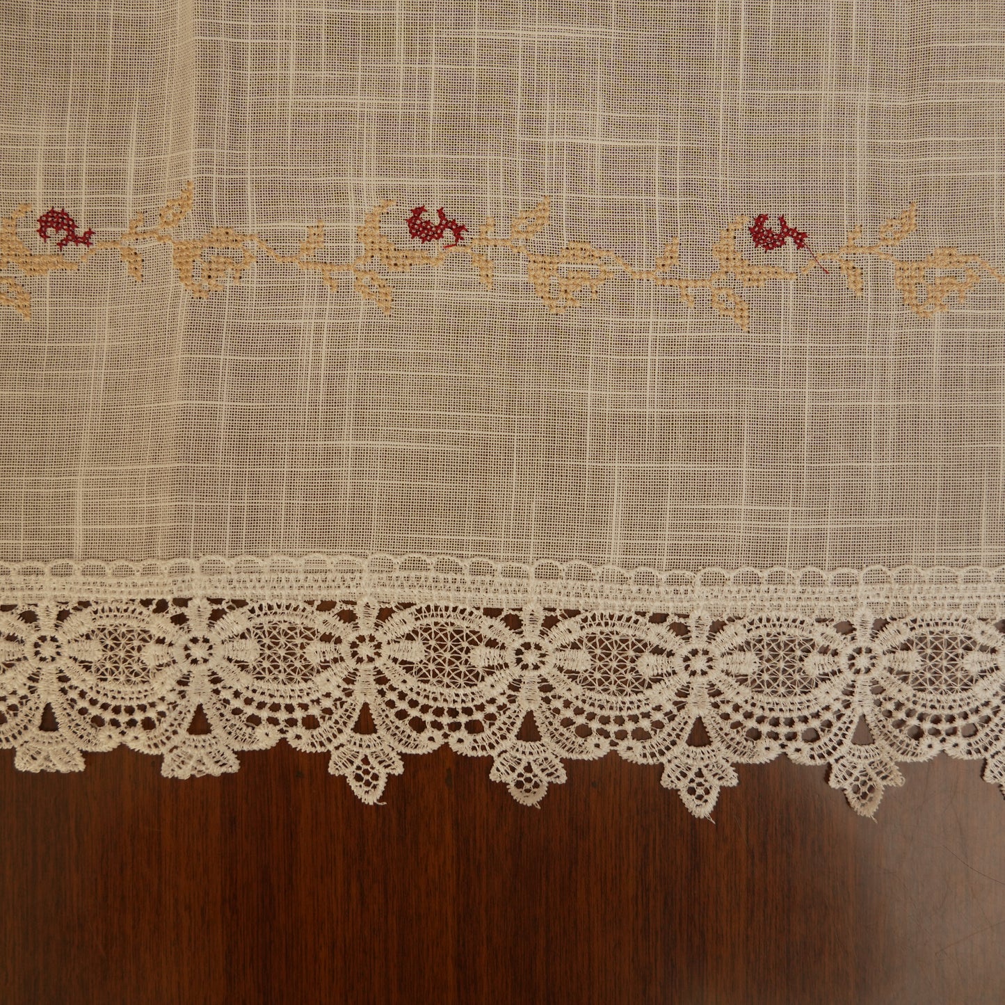 Premium Floral Embroidered Table Cloth with Lace – Elegant Ivory Dining Linen